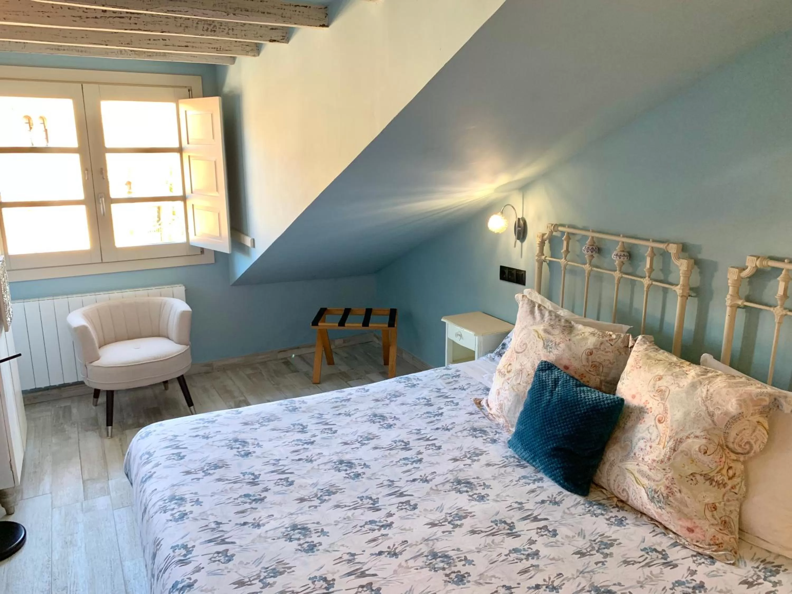 Photo of the whole room, Bed in Akla Suites con Jacuzzi Santillana