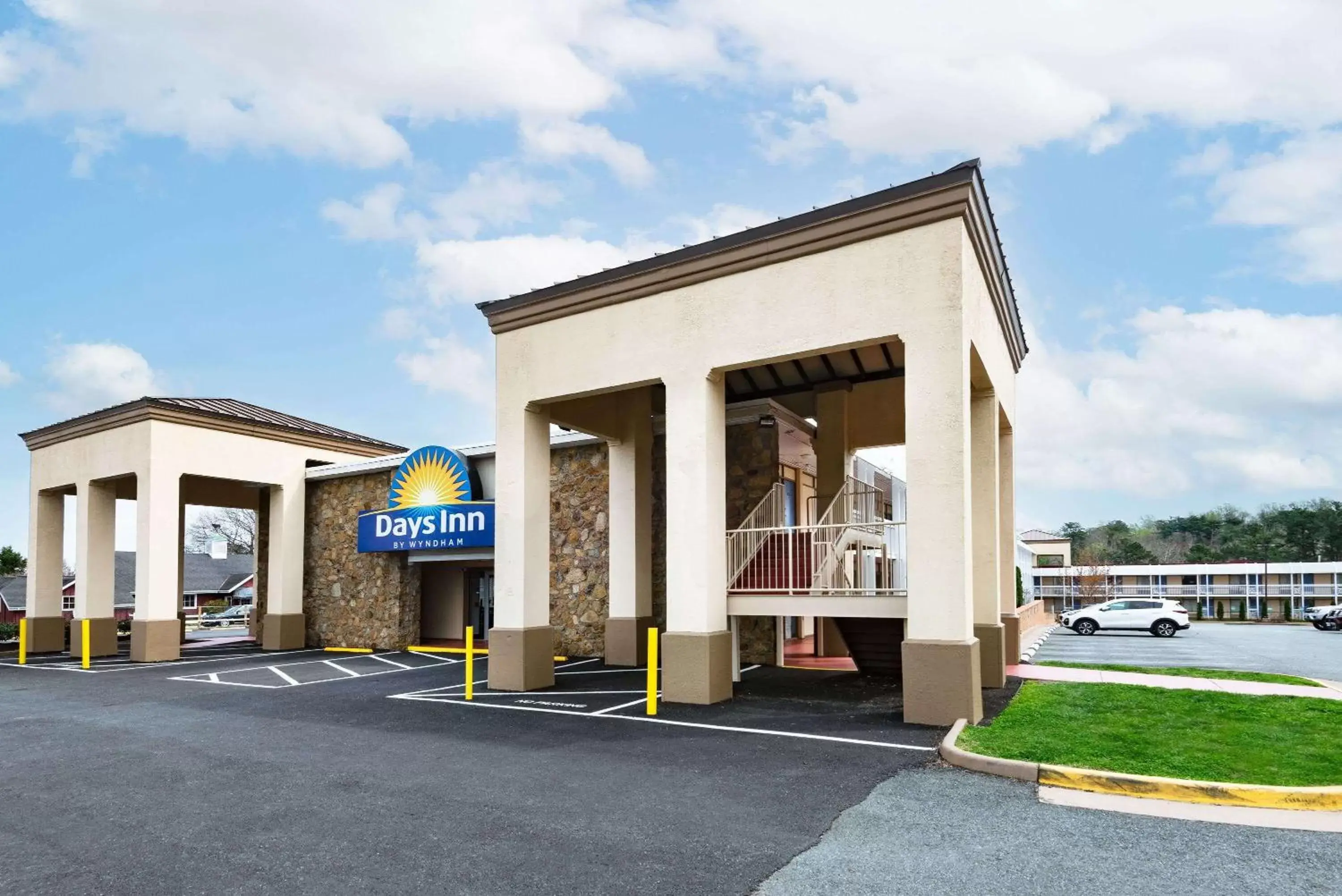 Property building in Days Inn by Wyndham Charlottesville/University Area Property building in Days Inn by Wyndham Charlottesville/University Area