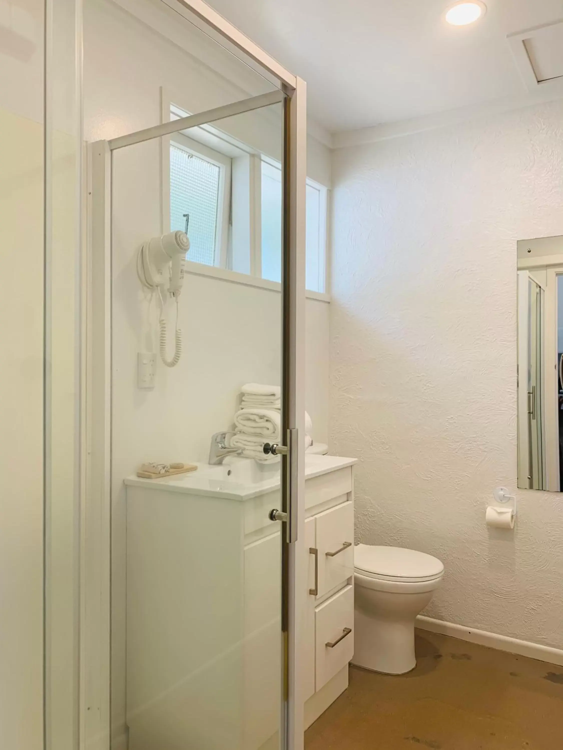 Bathroom in Alpers Lodge & Conference Centre