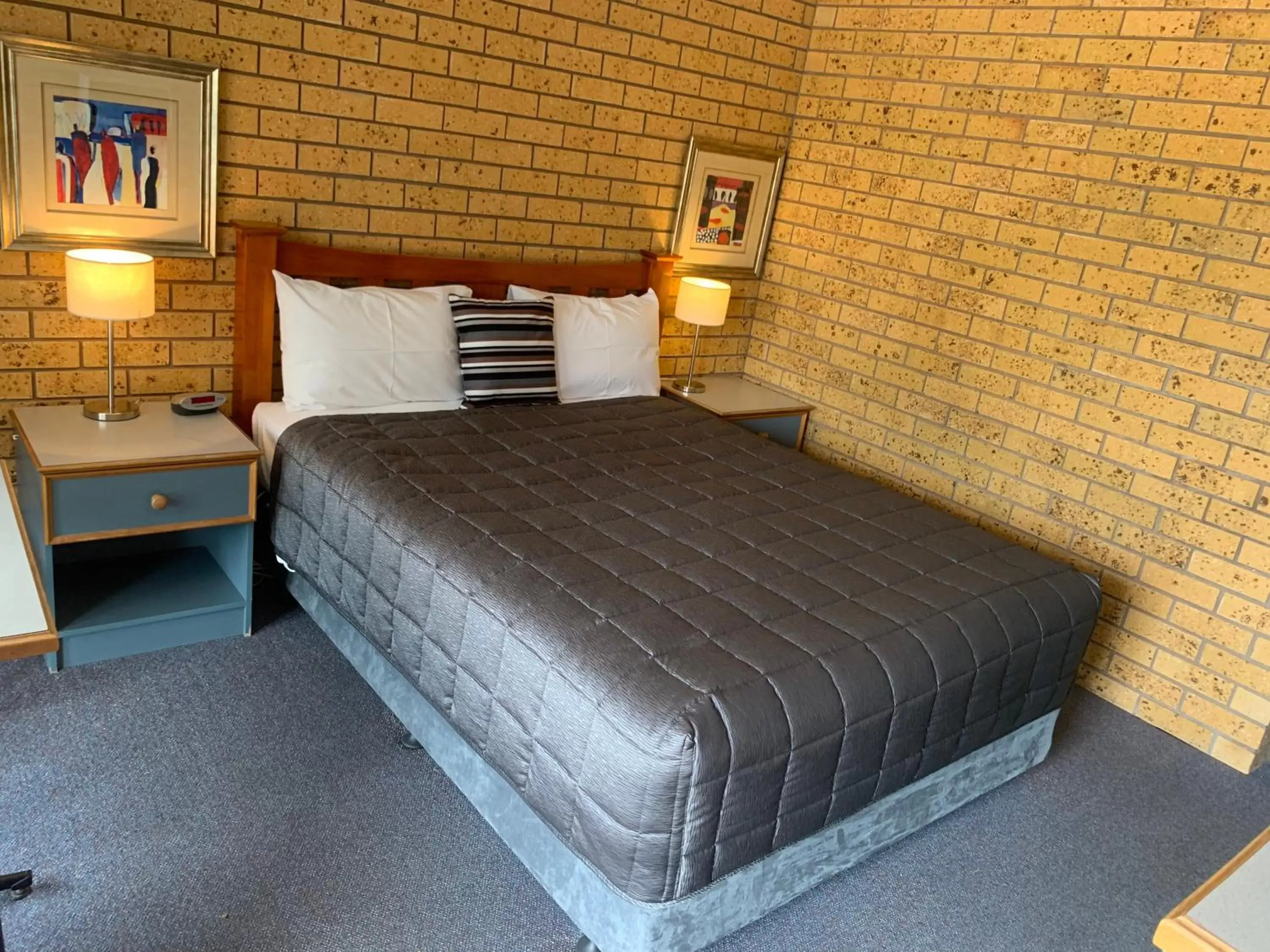 Bed in Newell Motor Inn Narrandera