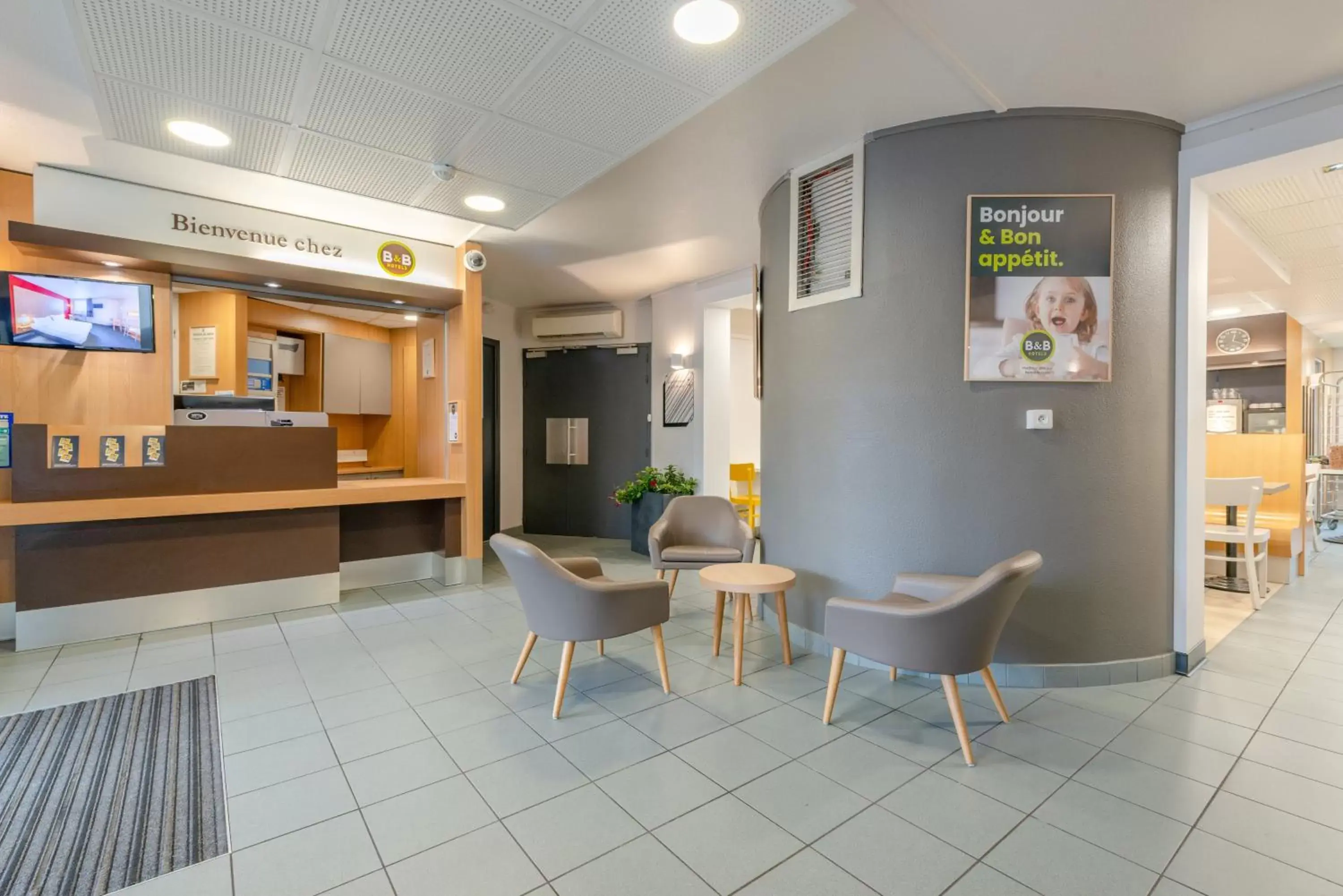 Lobby or reception in B&B HOTEL Cholet Sud Lobby or reception in B&B HOTEL Cholet Sud