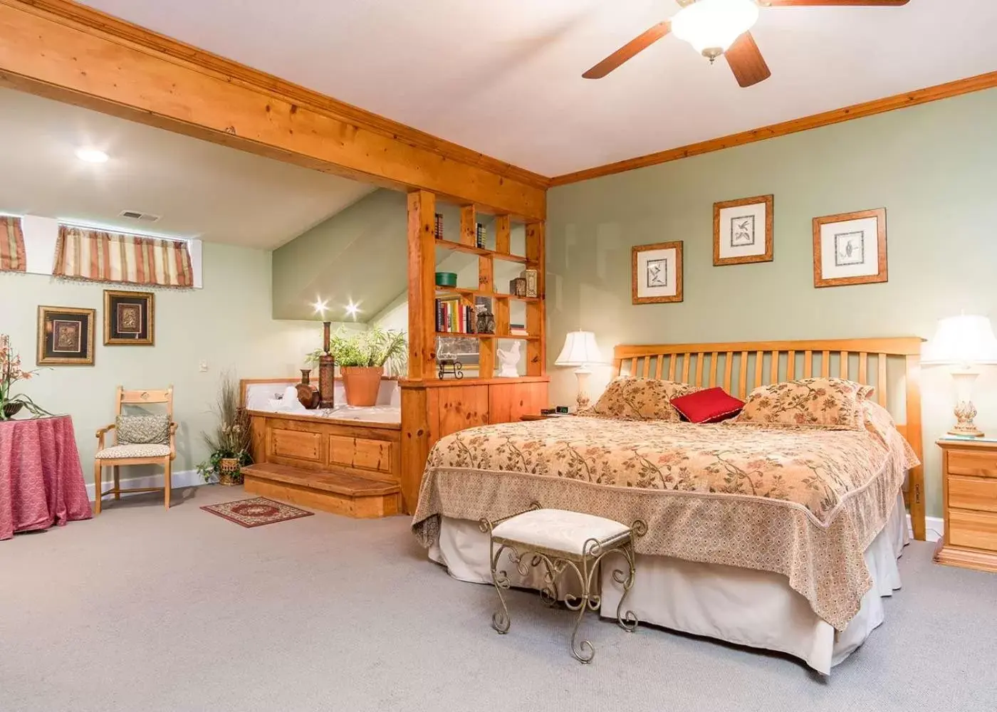 Bed in Highland Lake Inn & Resort - Flat Rock Bed in Highland Lake Inn & Resort - Flat Rock