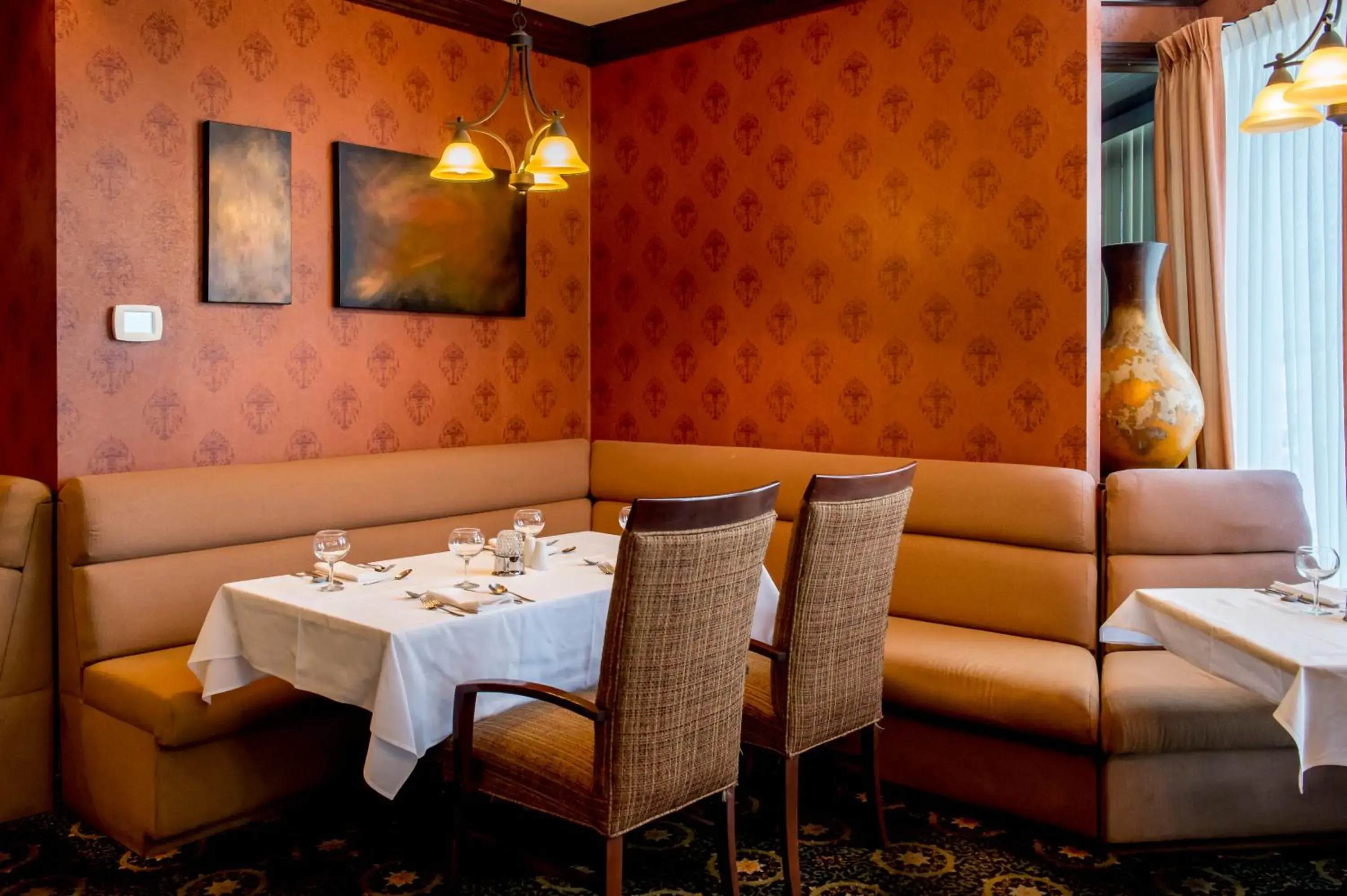 Restaurant/Places to Eat in Sinbads Hotel & Suites