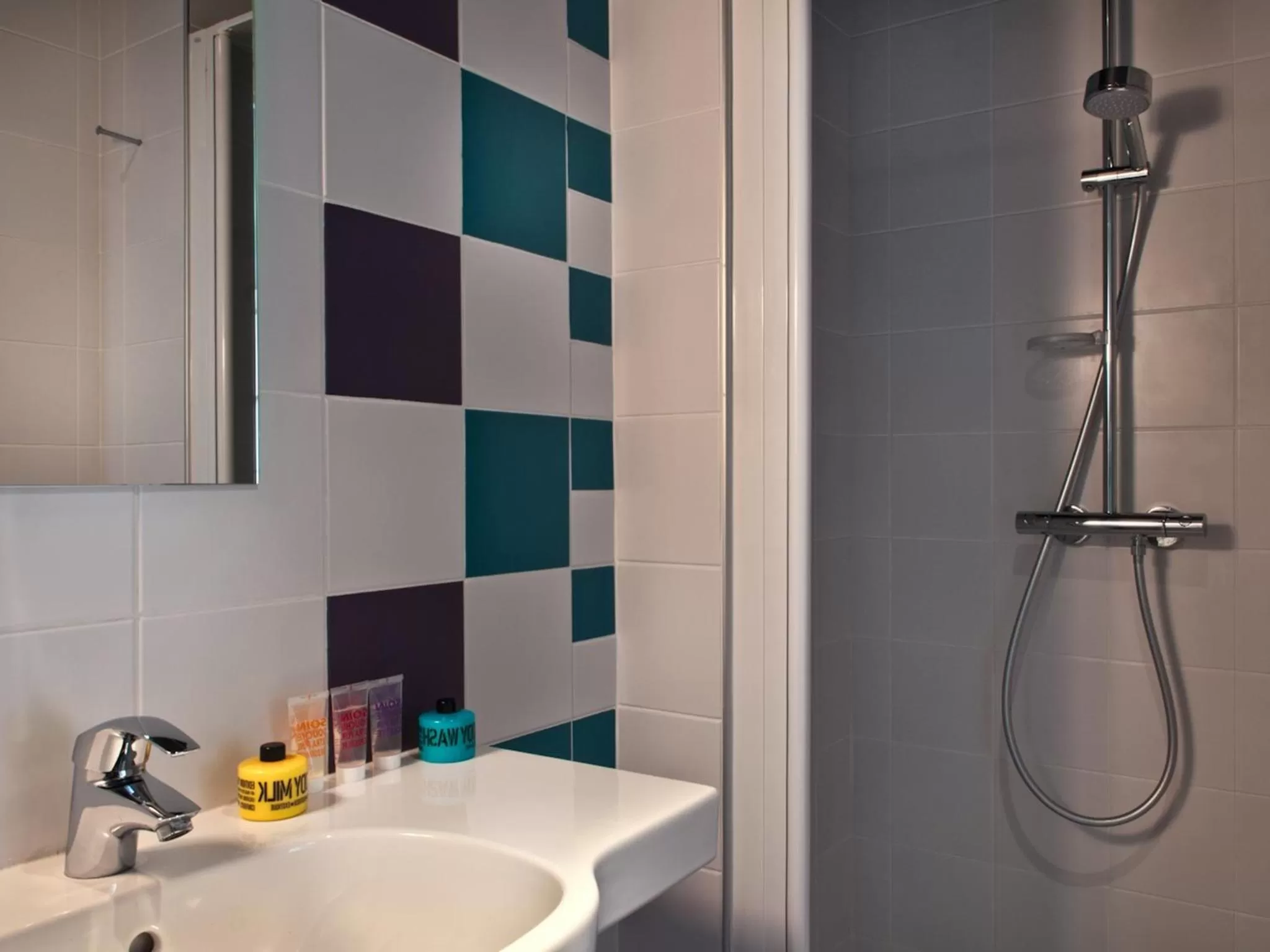 Bathroom in Hôtel des Métallos