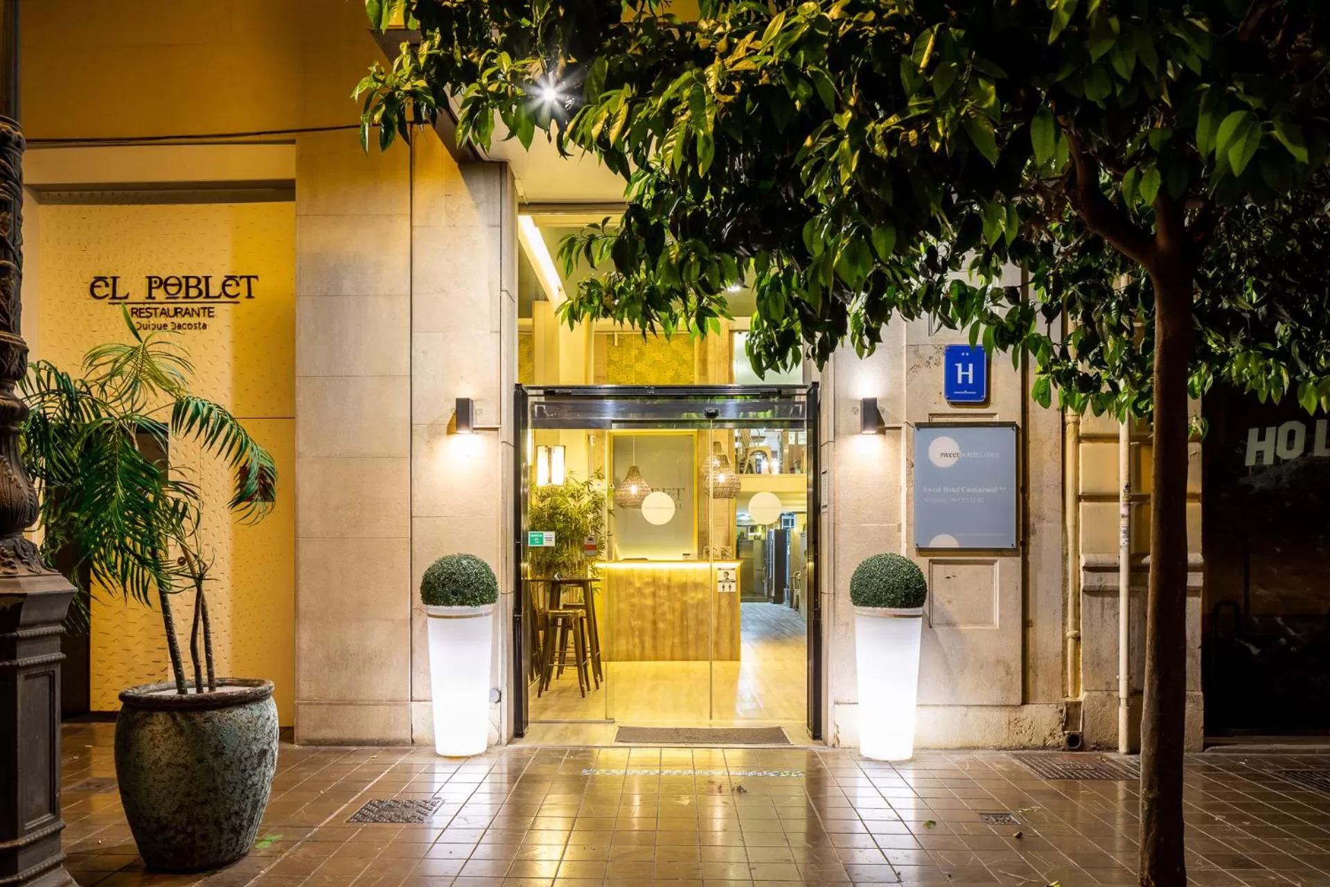 Facade/entrance in Sweet Hotel Continental