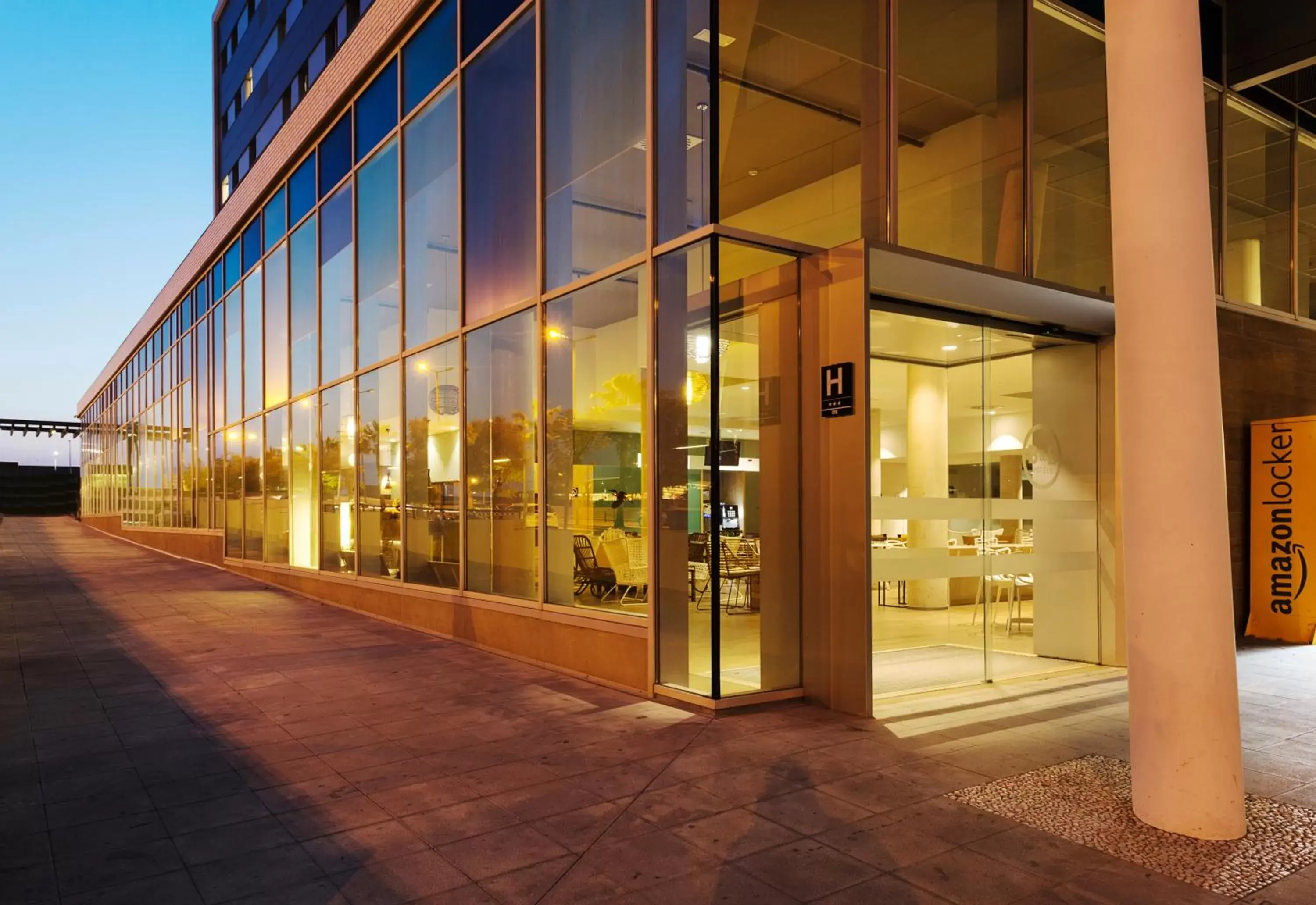 Lobby or reception in B&B HOTEL Barcelona Viladecans