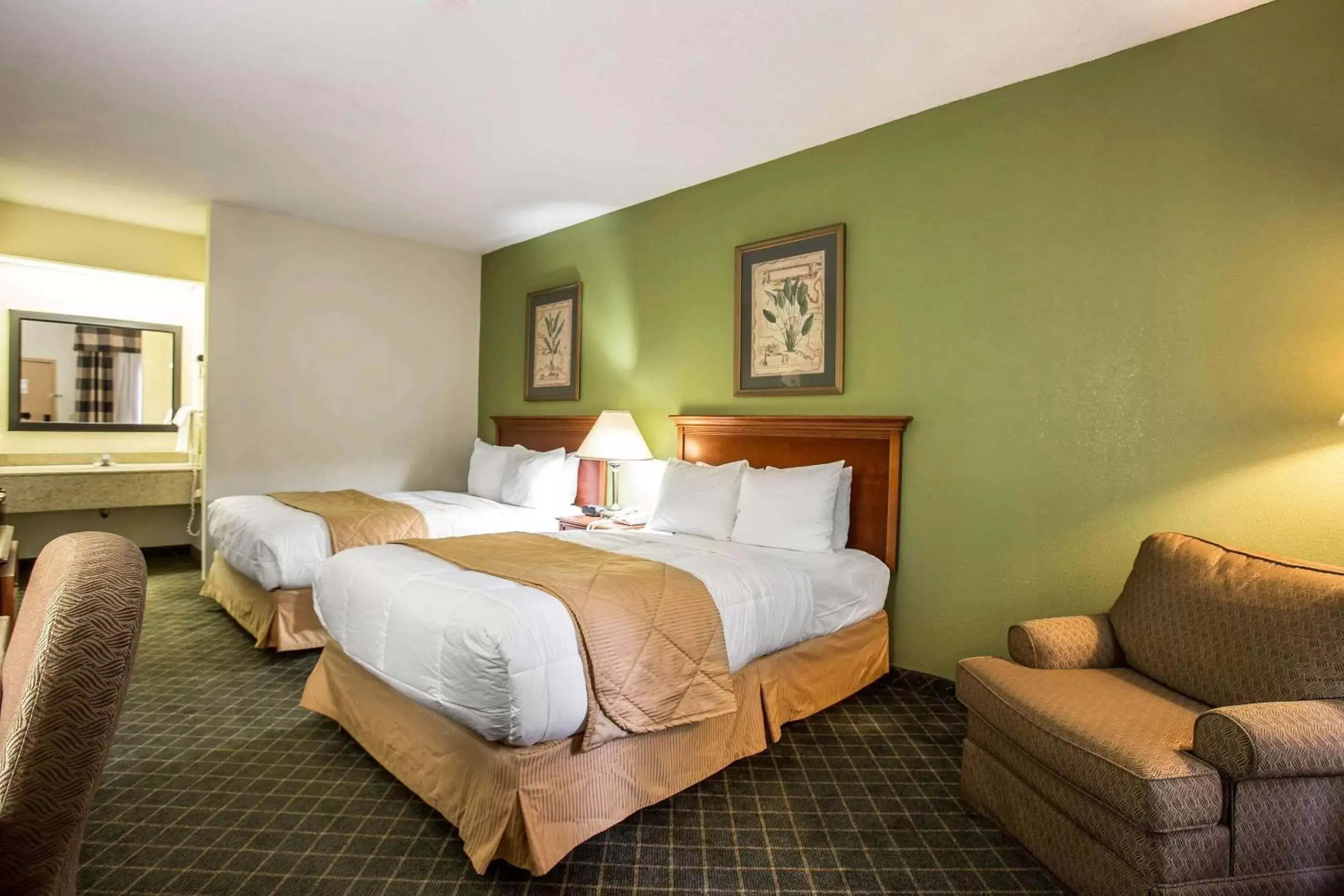 Photo of the whole room, Bed in Clarion Inn & Suites Aiken