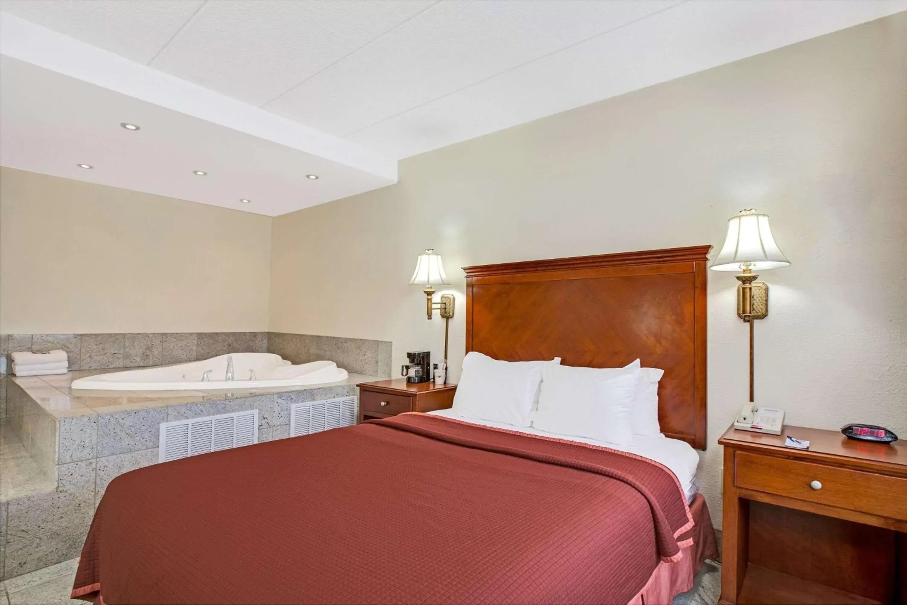 Photo of the whole room, Bed in Travelodge by Wyndham Parsippany