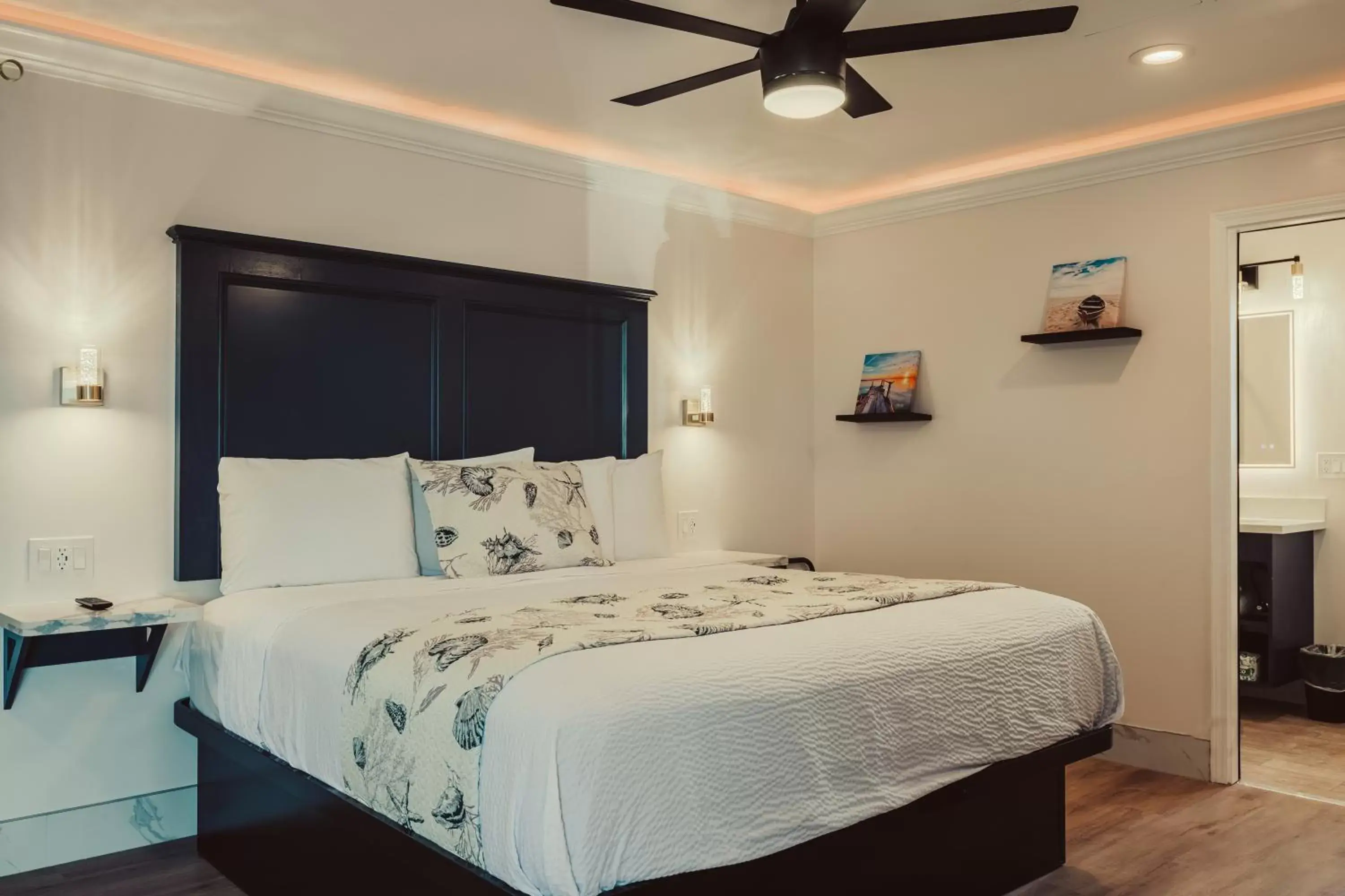 Bed in Blufftop Inn & Suites - Wharf/Restaurant District Bed in Blufftop Inn & Suites - Wharf/Restaurant District