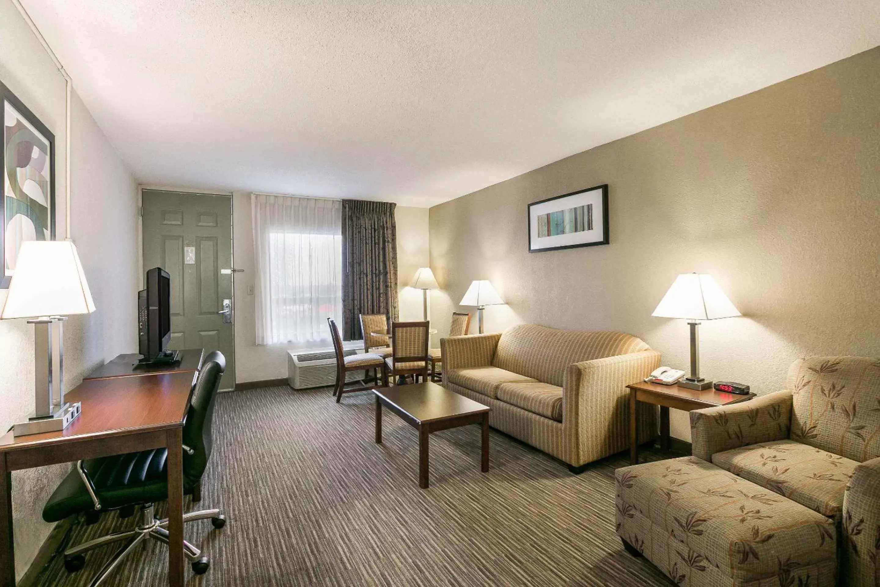 Photo of the whole room, Seating Area in Quality Inn & Suites Eufaula