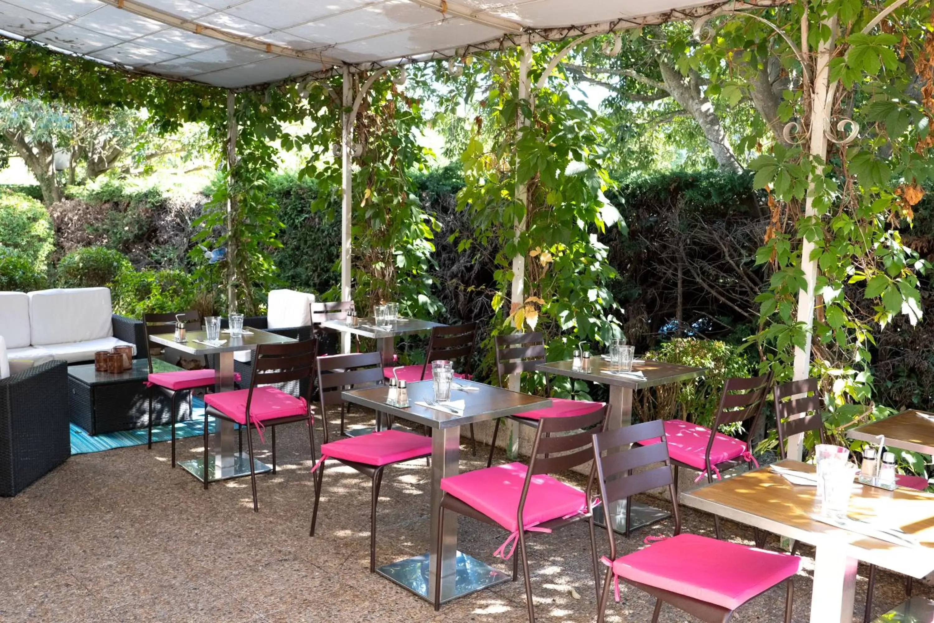 Property building, Restaurant/Places to Eat in Campanile Aix-en-Provence Sud - Pont de l'Arc