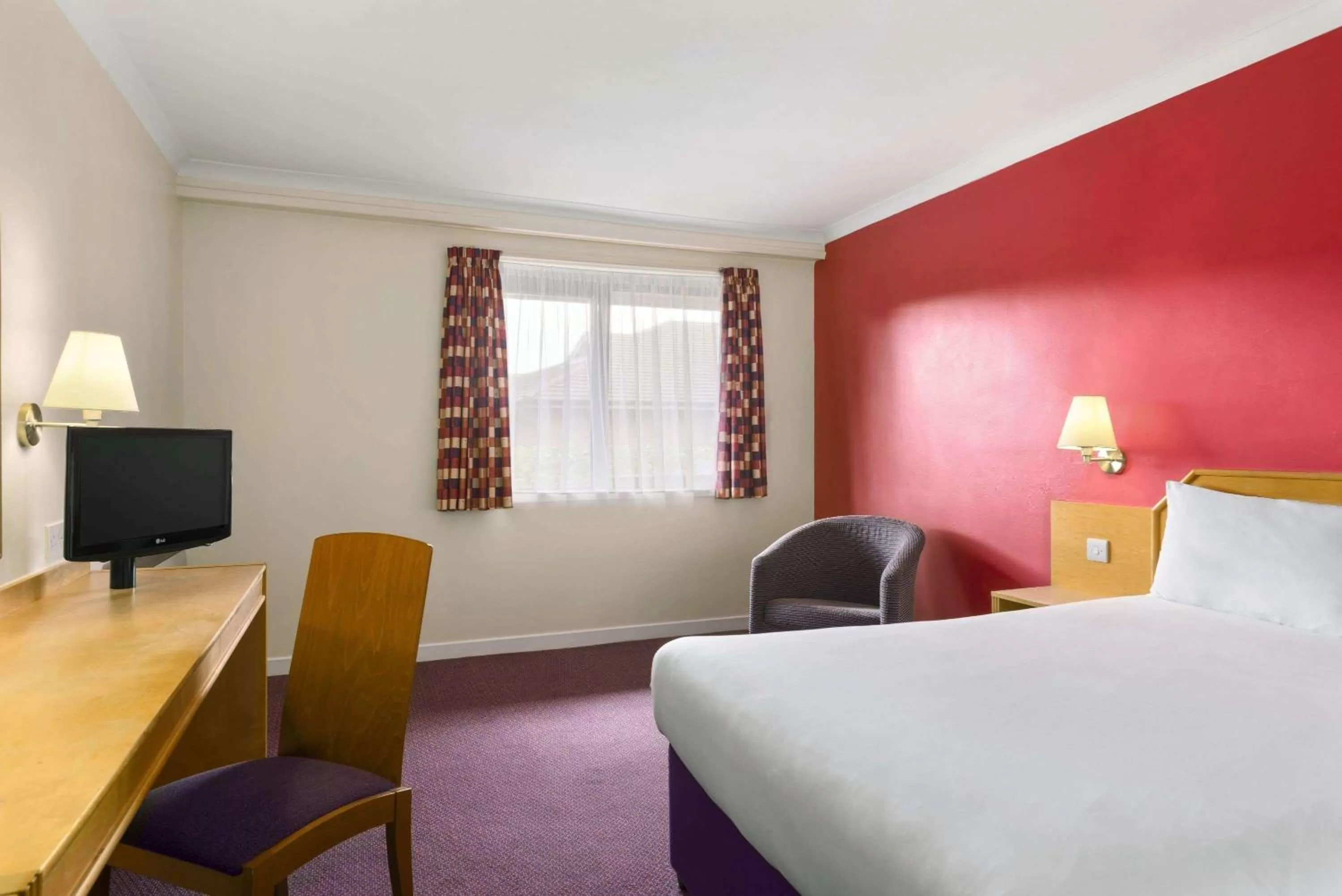 Photo of the whole room, Bed in Days Inn Hamilton