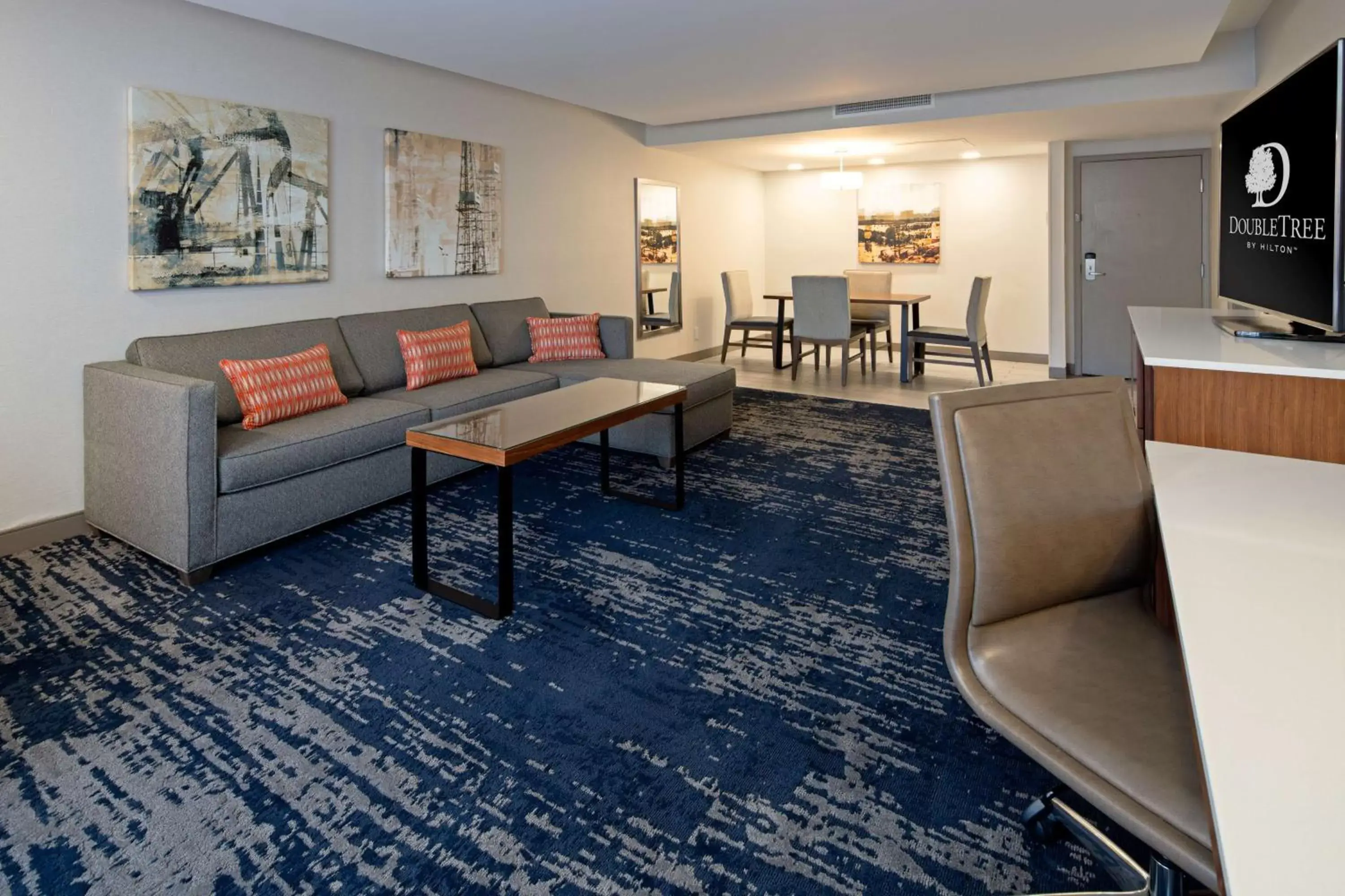 Living room in DoubleTree by Hilton Bakersfield Living room in DoubleTree by Hilton Bakersfield