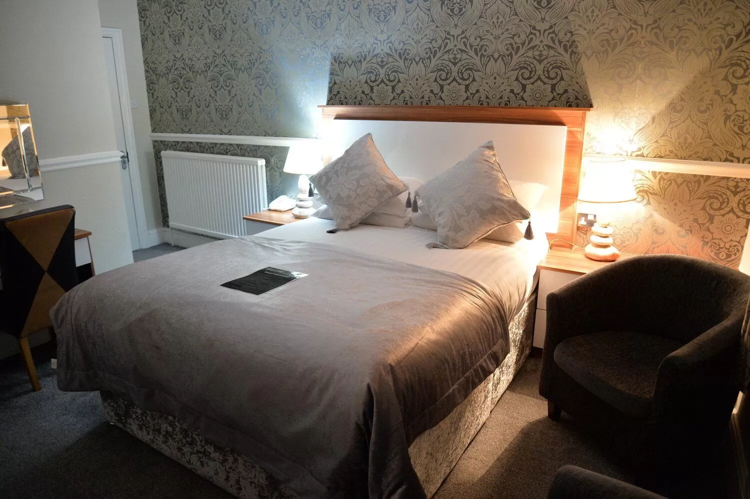 Bed in Lauriston & Lawton Court Hotel