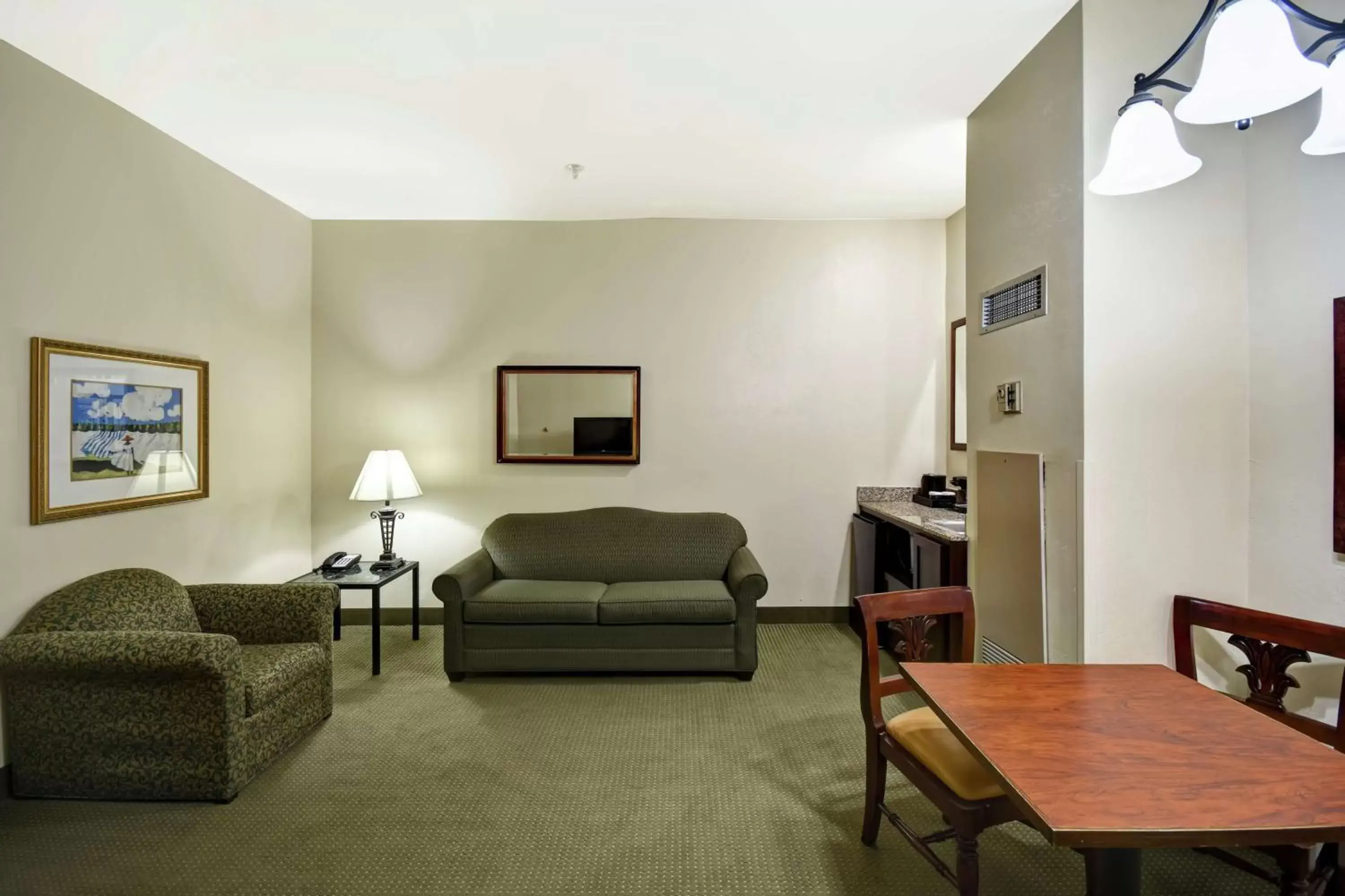 Living room, Seating Area in Embassy Suites Charleston - Historic District