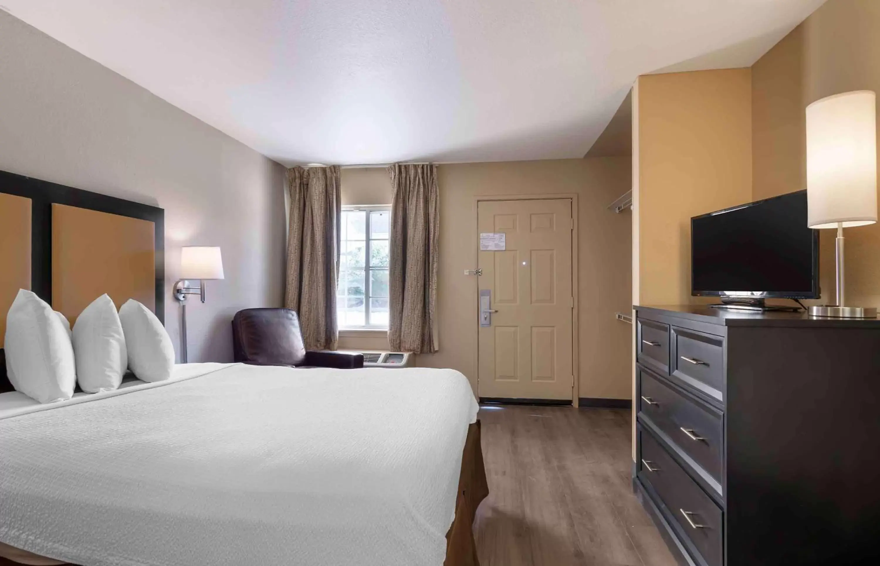 Bedroom, TV/Entertainment Center in Extended Stay America Suites - Kansas City - Shawnee Mission