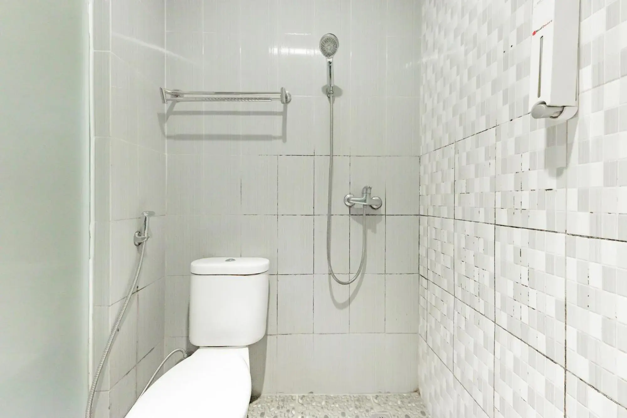 Shower, Bathroom in RedDoorz near Pasar Tarapung Siring Banjarmasin