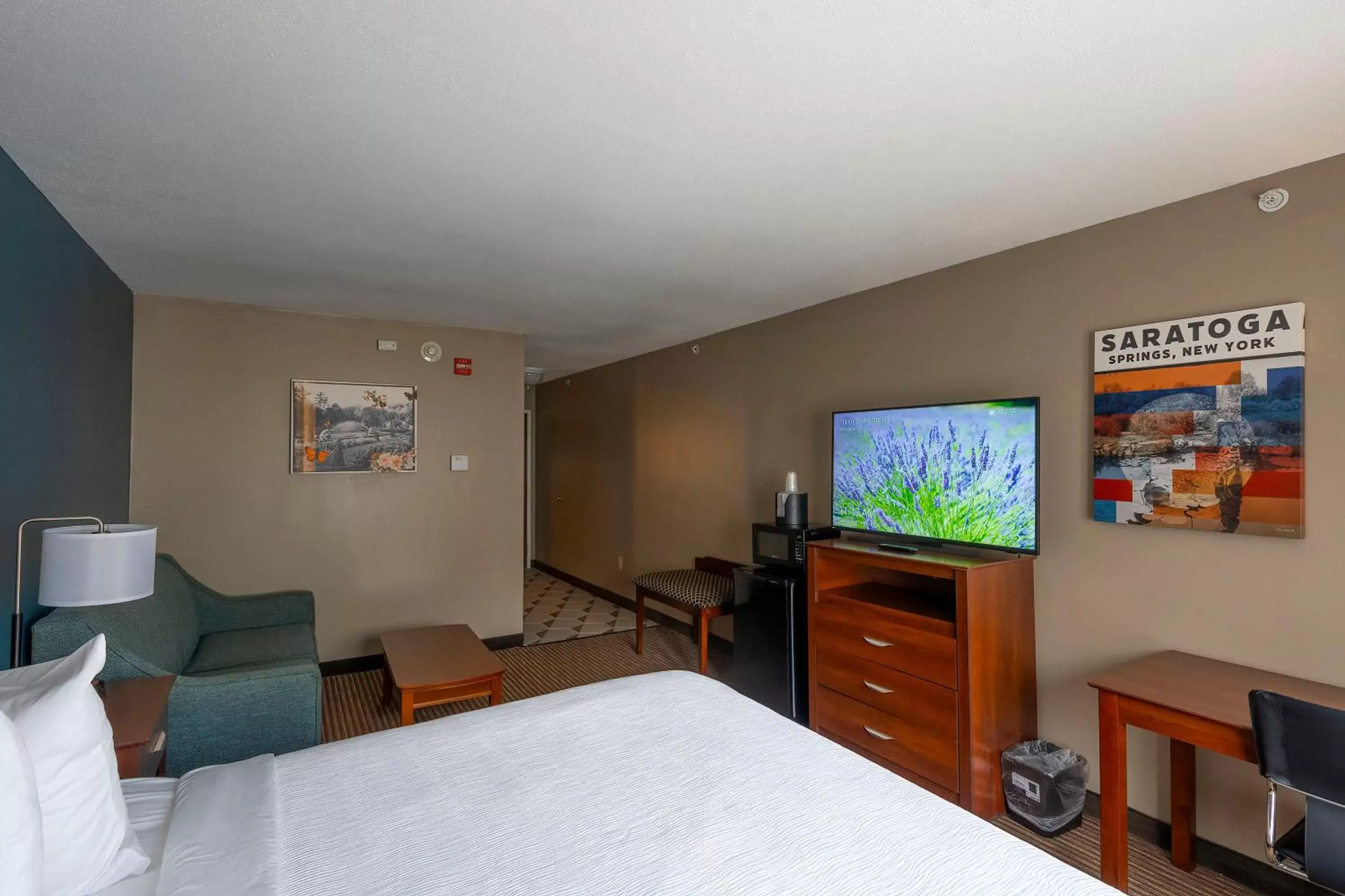 Bedroom, TV/Entertainment Center in The Hotel Saratoga, Ascend Hotel Collection