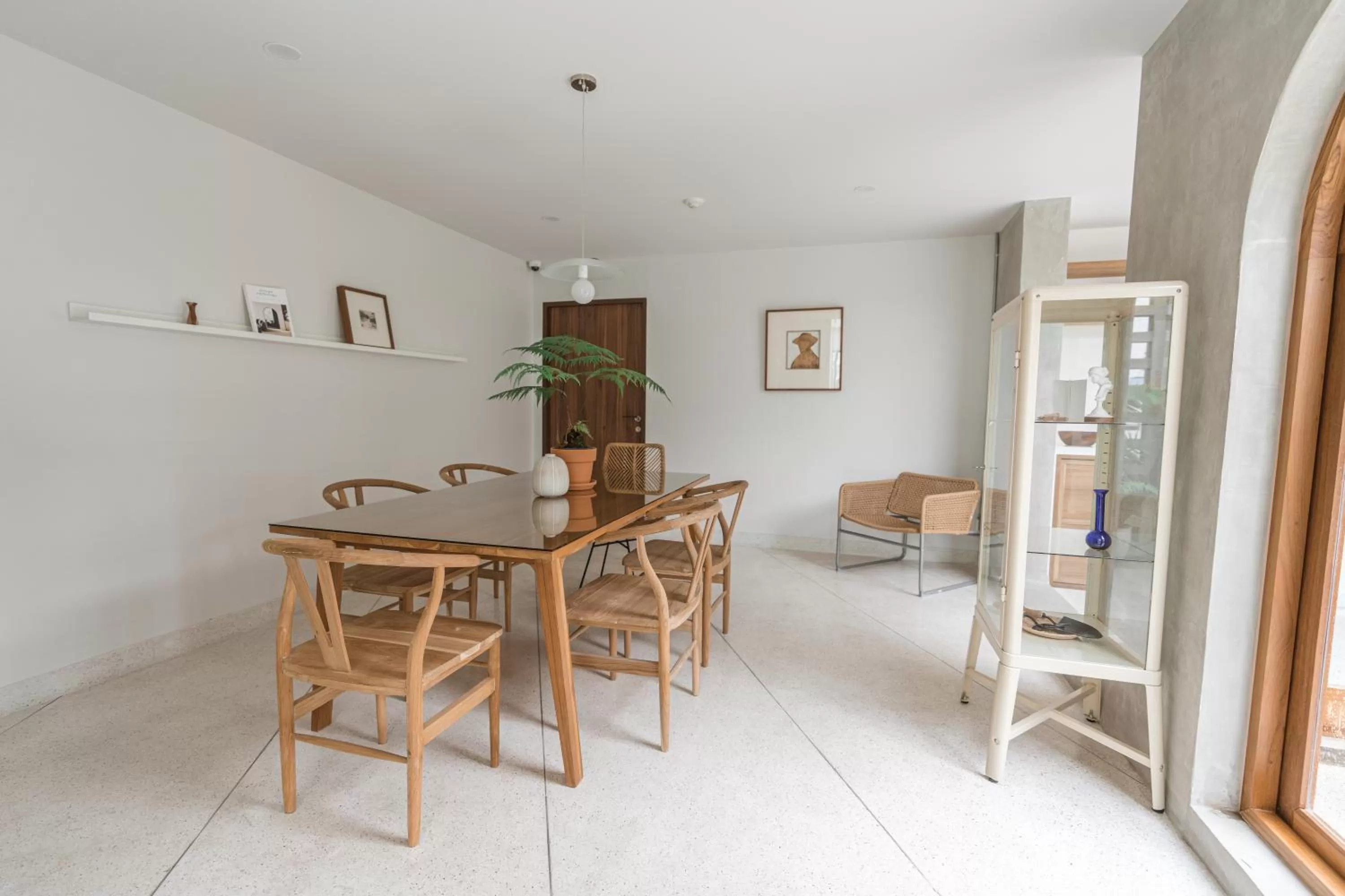 Restaurant/places to eat in The Earth Hotel