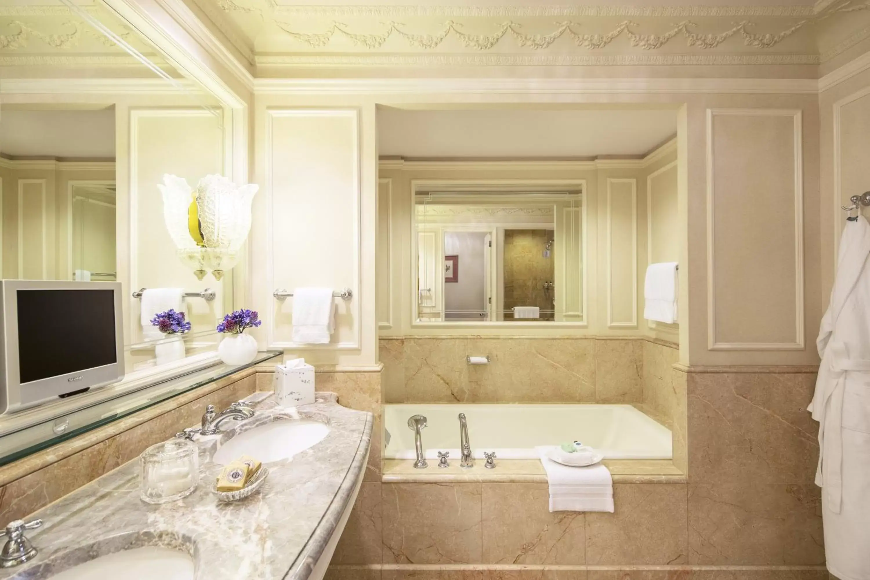 Photo of the whole room, Bathroom in Regent Berlin, an IHG Hotel