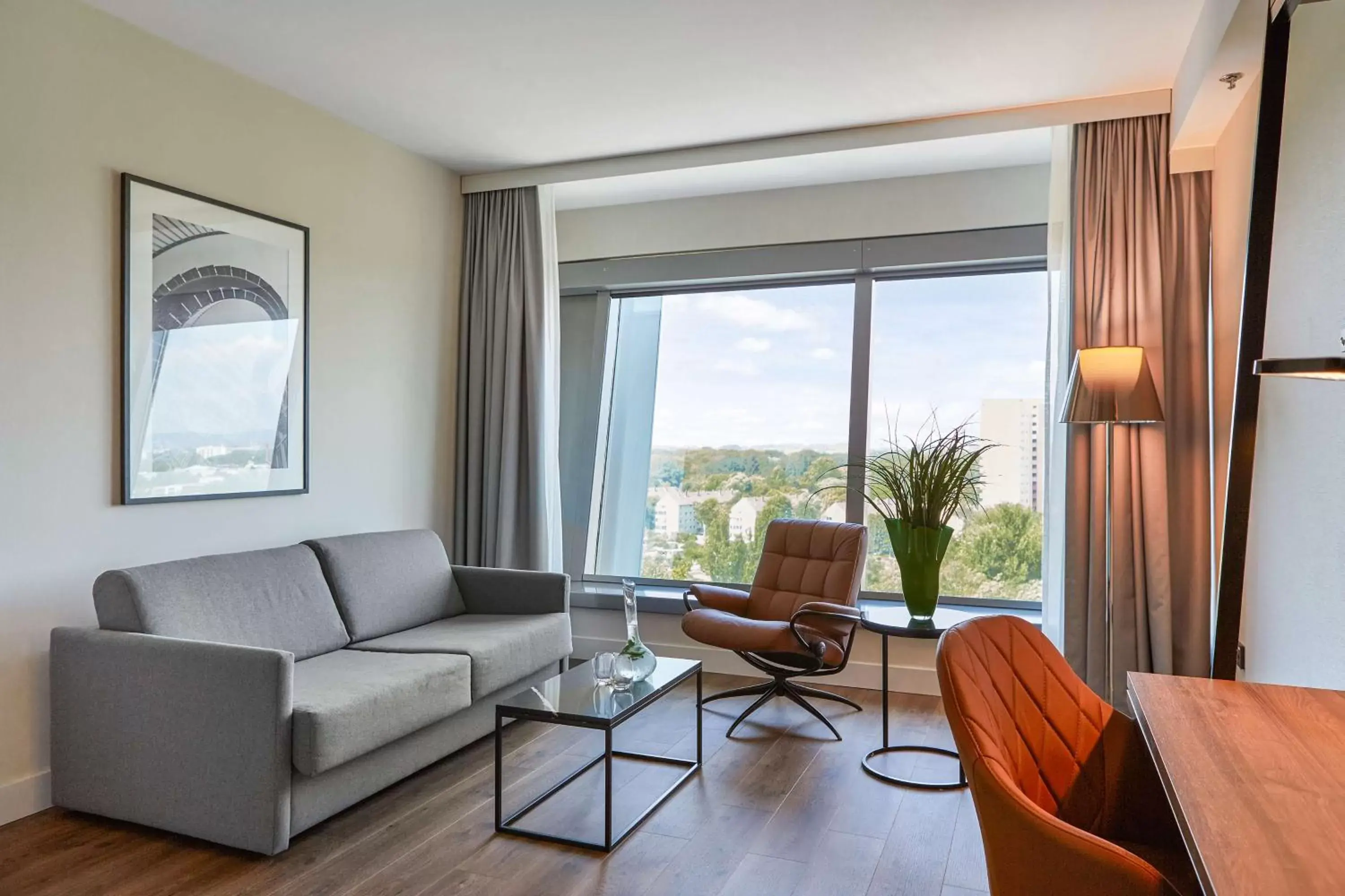 Photo of the whole room, Seating Area in Radisson Blu Hotel Frankfurt