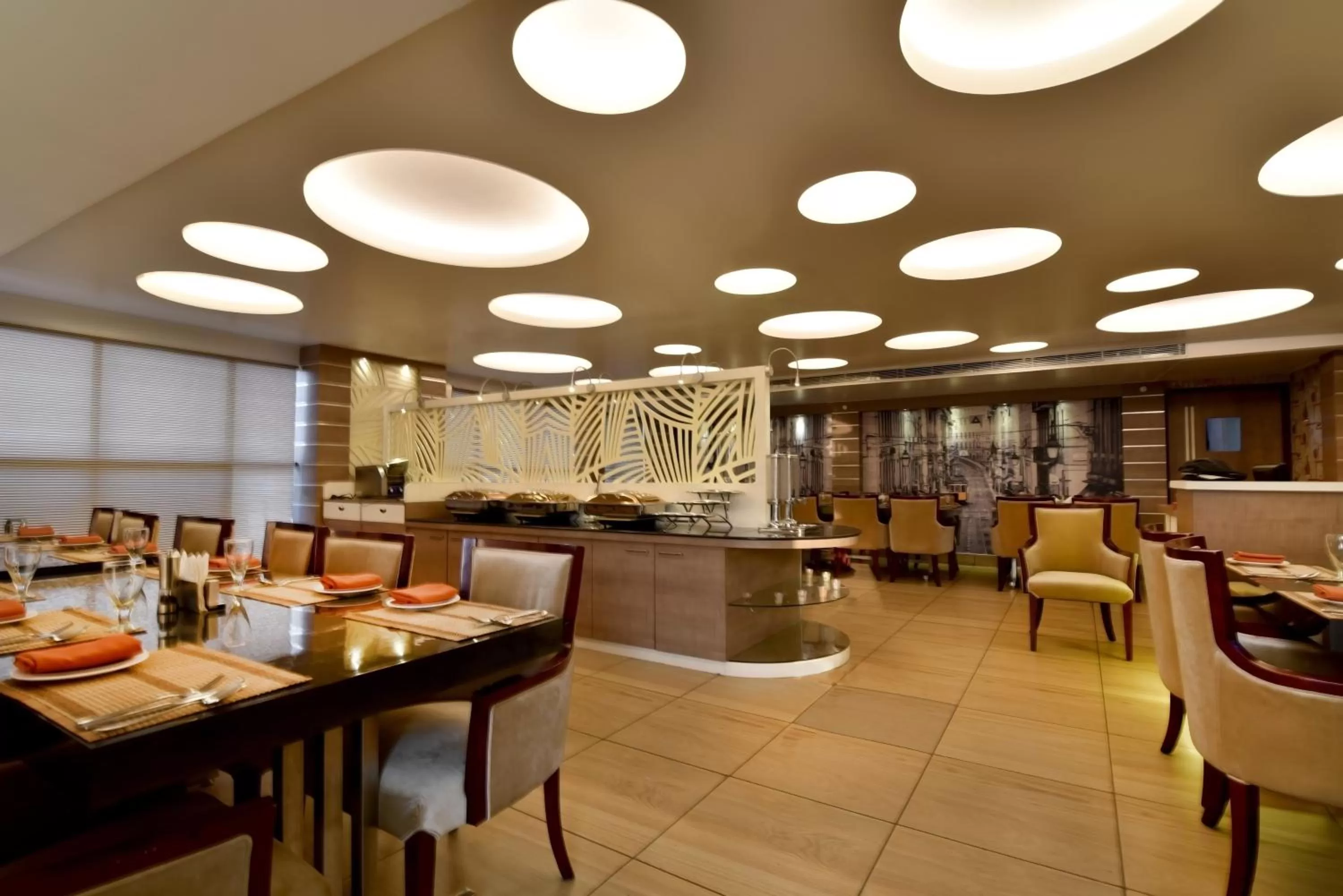 Restaurant/places to eat in Hotel Kama International