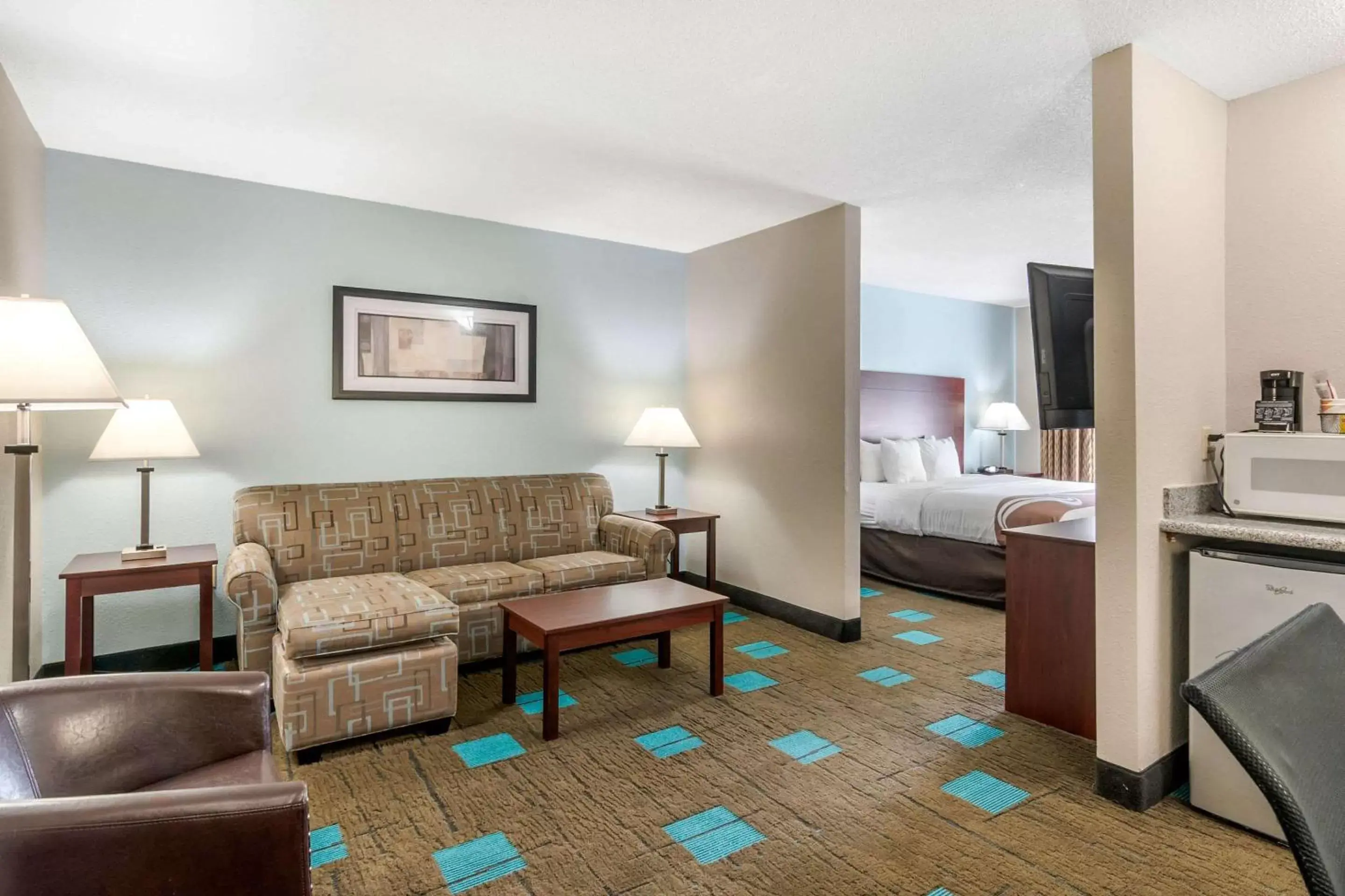 Photo of the whole room, Seating Area in Quality Suites Kansas City International Airport