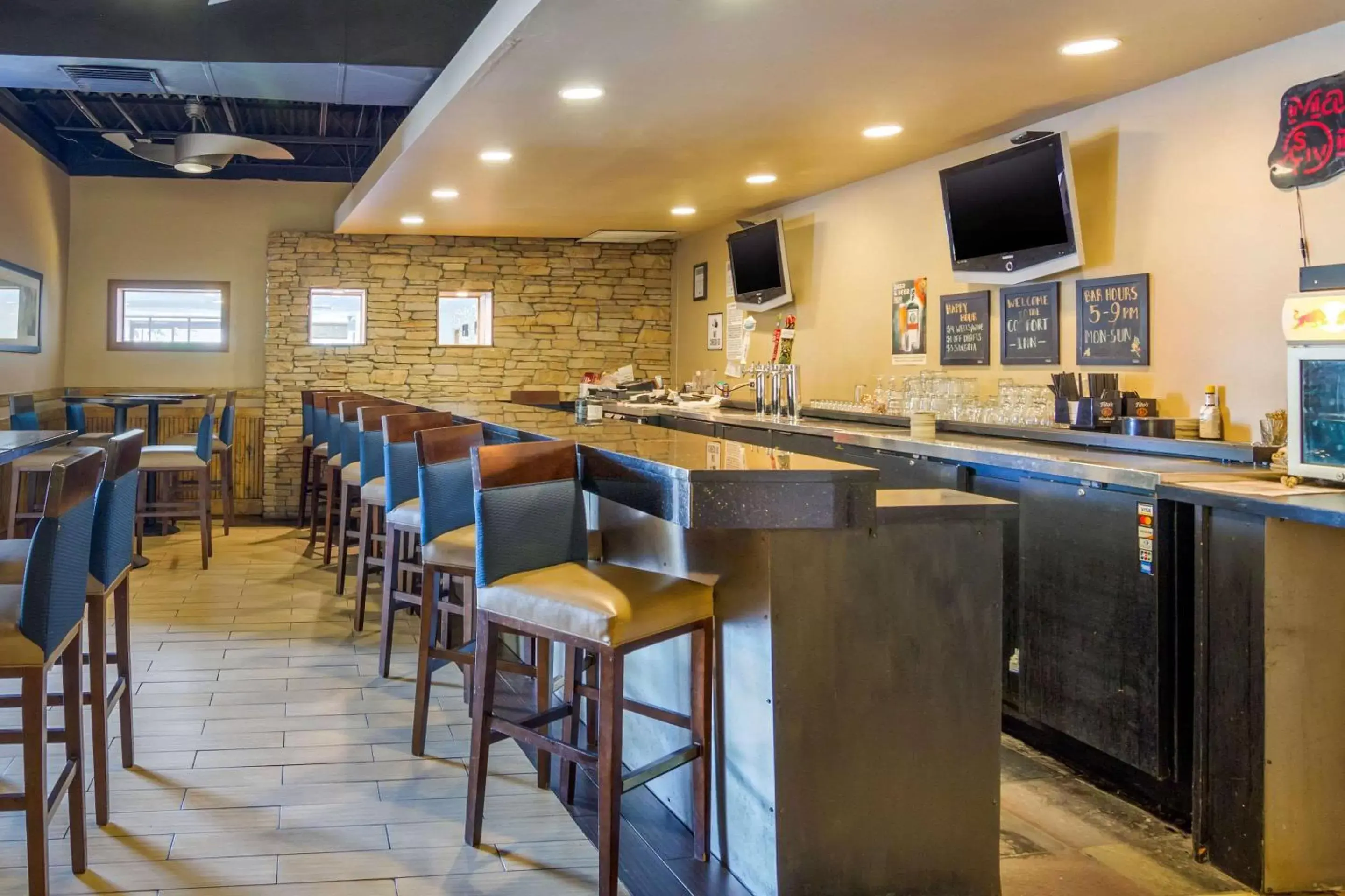 Lounge or bar, Restaurant/Places to Eat in Comfort Inn Denver Central