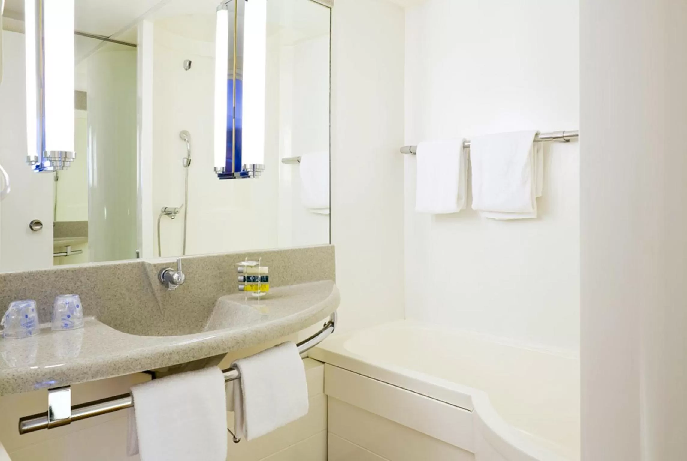 Bathroom in Novotel Amiens Pôle Jules Verne