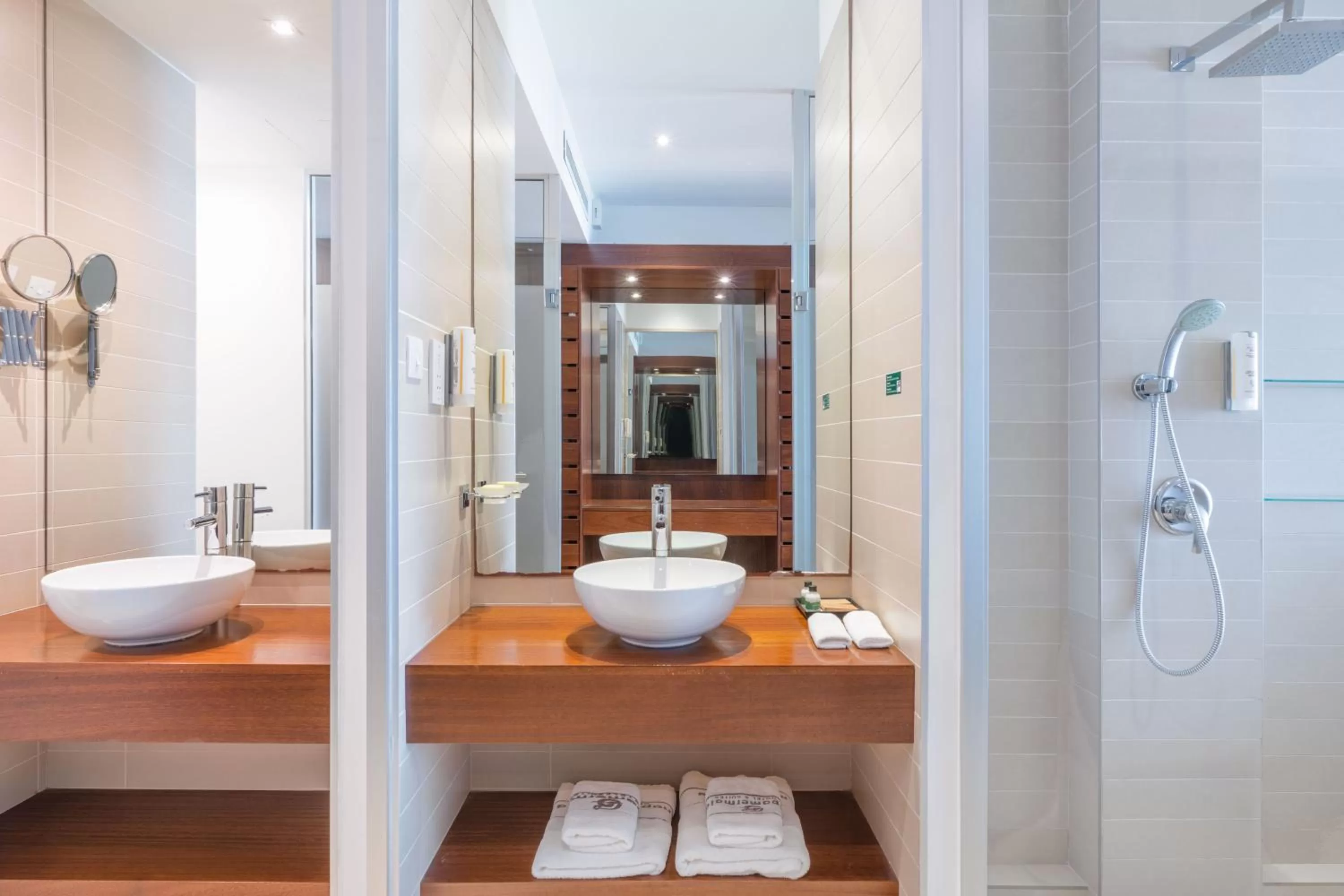 Shower in Napa Mermaid Hotel & Suites