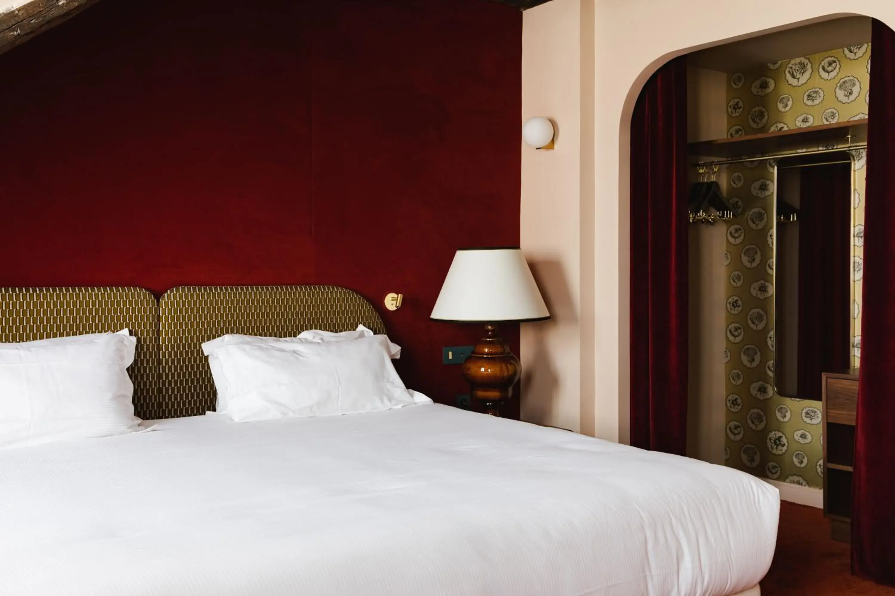 Bed in Hotel De Lutece - Notre-Dame