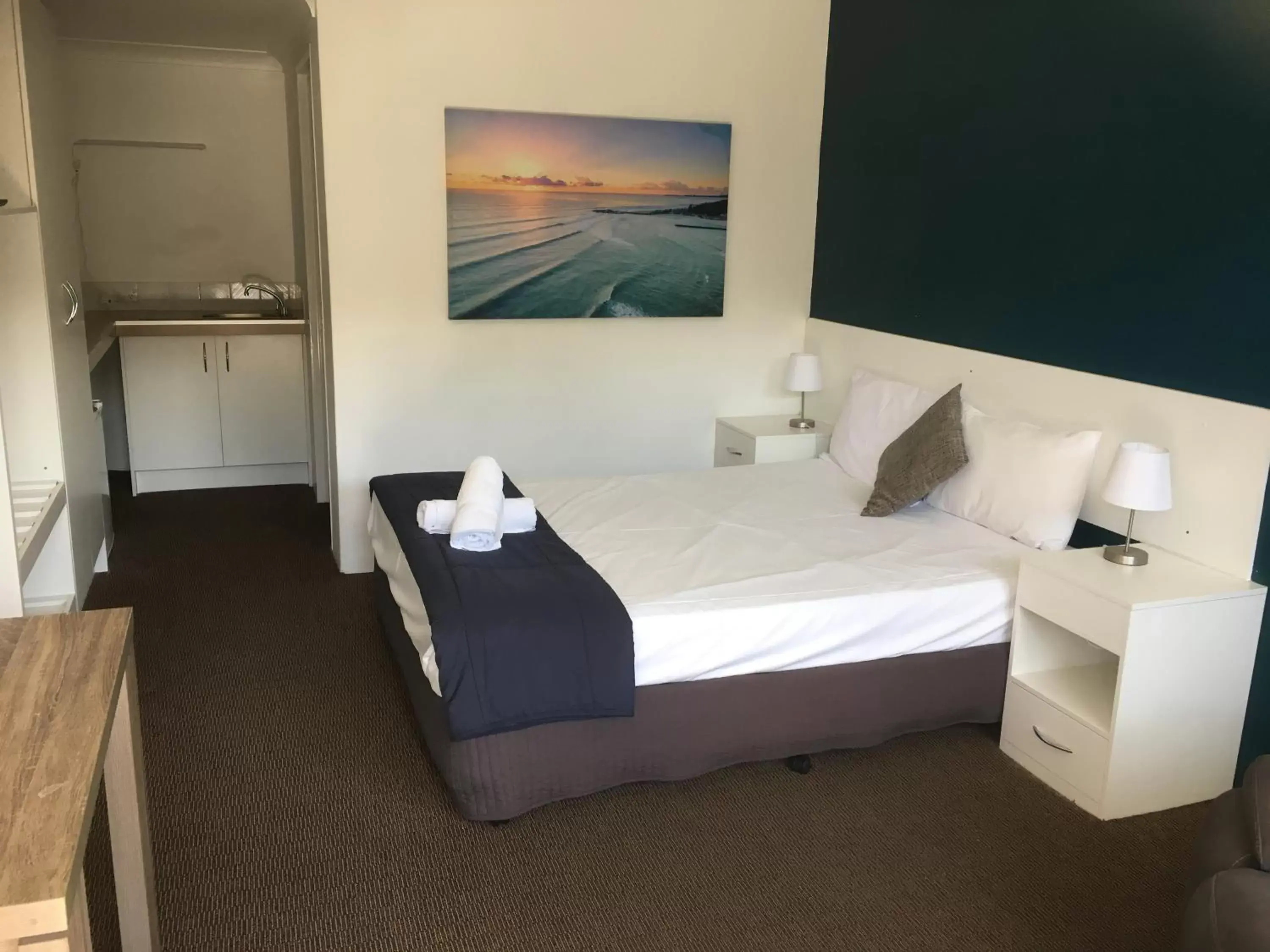 Standard Queen Room in Blue Pelican Motel Standard Queen Room in Blue Pelican Motel