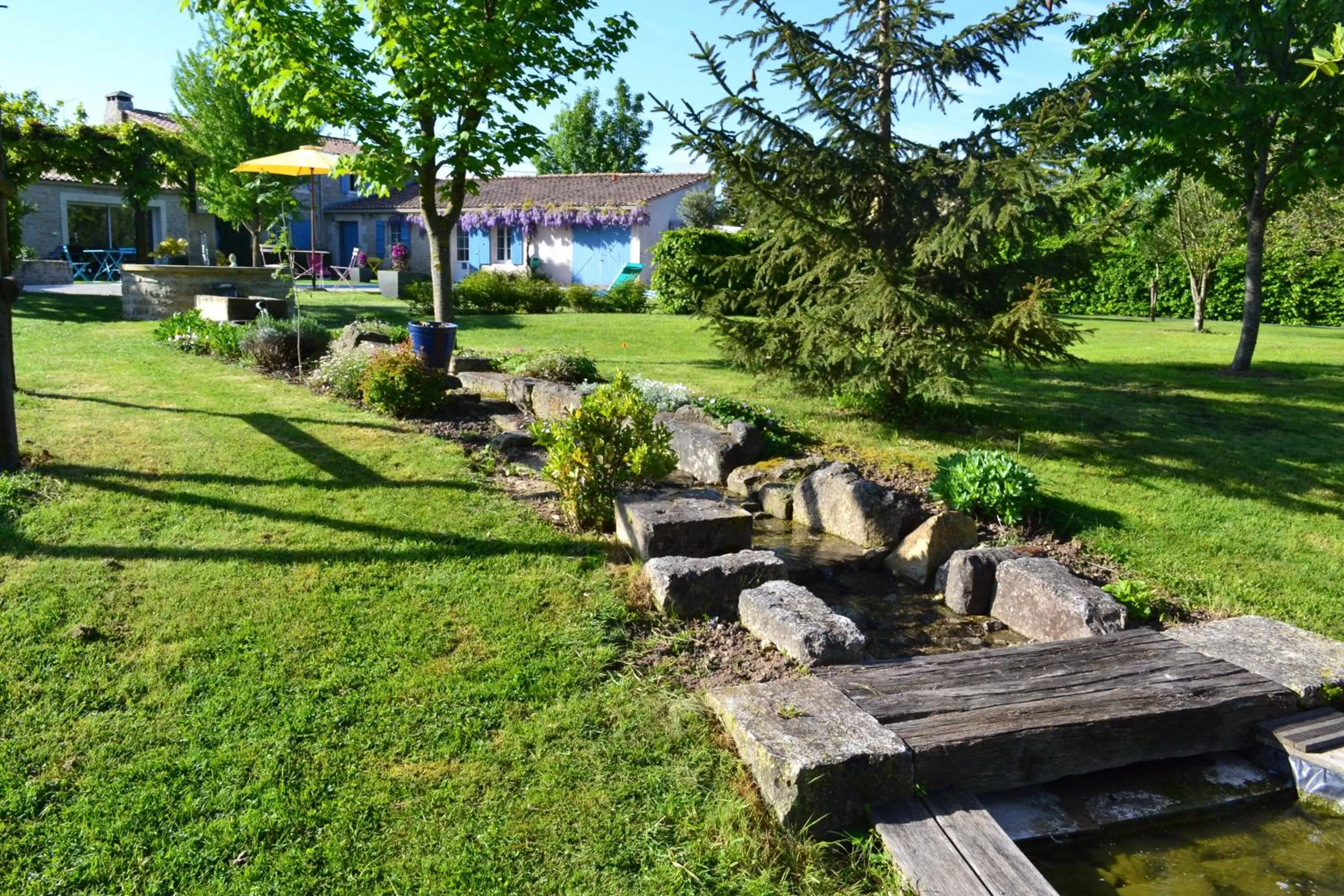 Property building, Garden in L'instant bleu