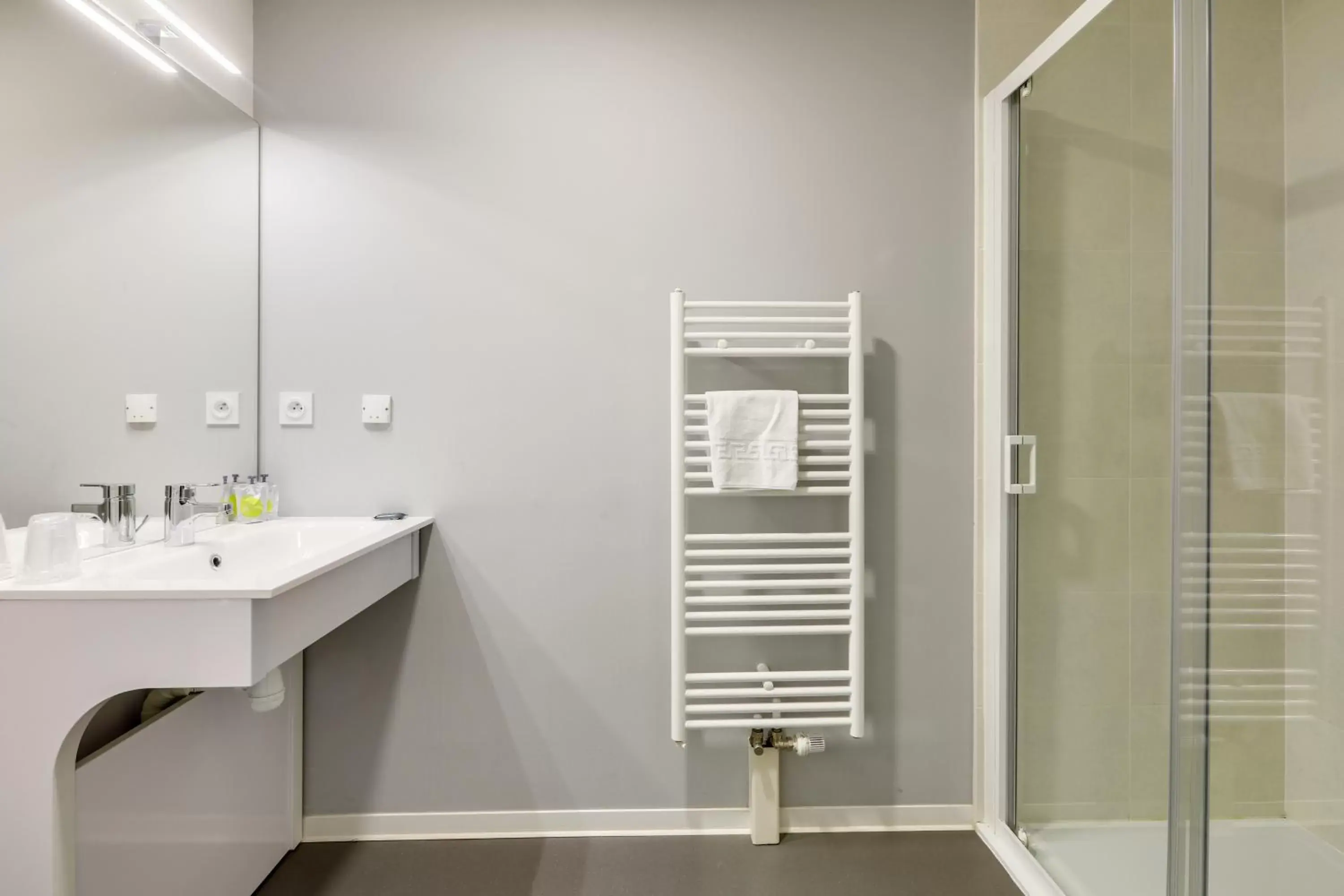 Bathroom in All Suites Bordeaux Marne – Gare Saint-Jean