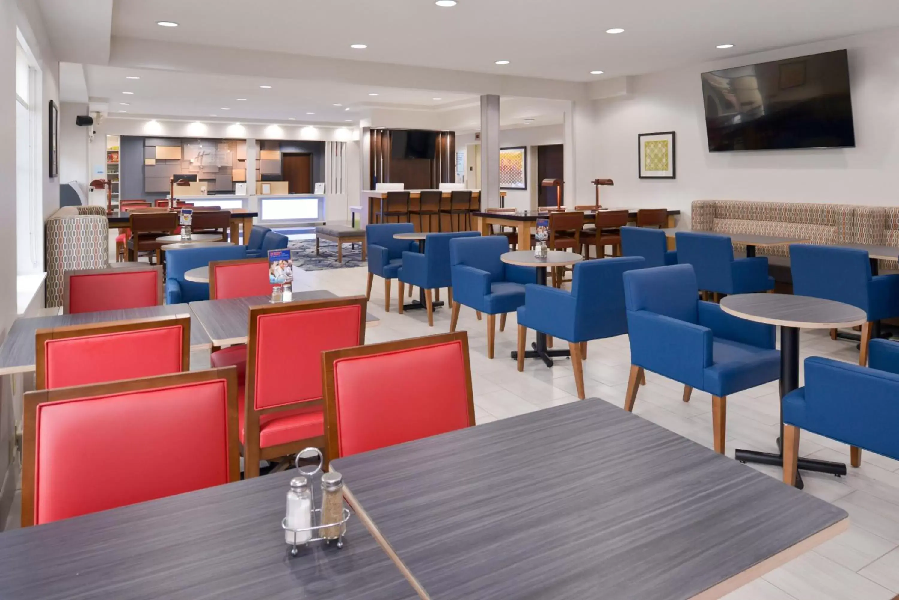 Breakfast, Restaurant/Places to Eat in Holiday Inn Express Wixom, an IHG Hotel