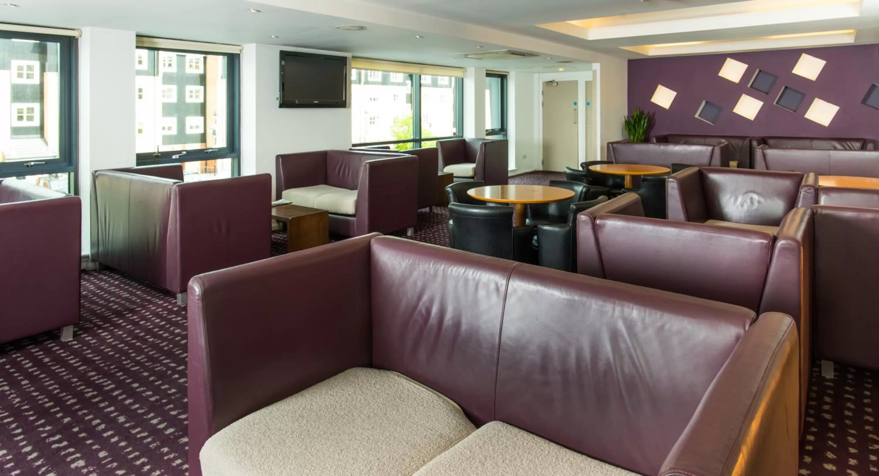 Lounge or bar in Holiday Inn Express Hemel Hempstead by IHG