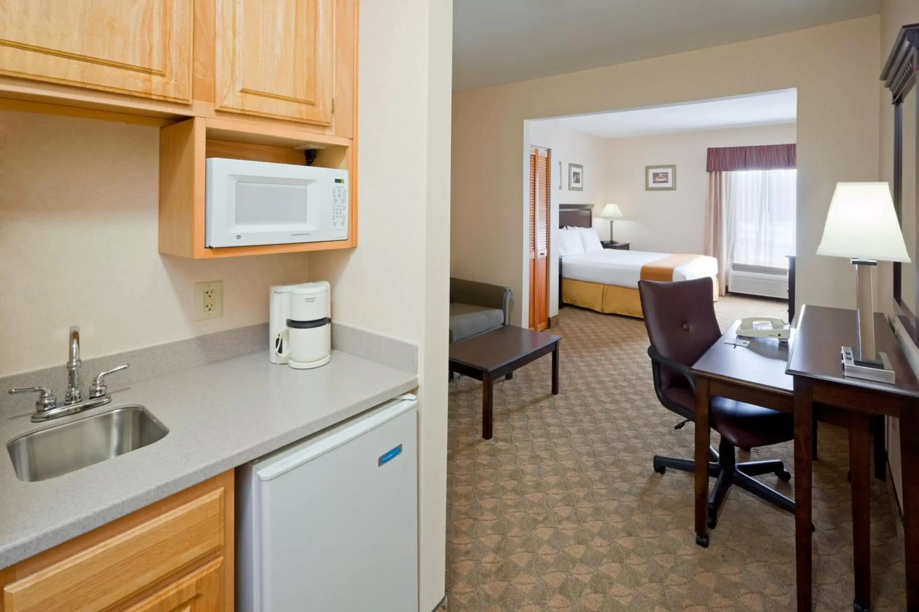 Photo of the whole room, Kitchen/Kitchenette in Holiday Inn Express Carneys Point New Jersey Turnpike Exit 1, an IHG Hotel