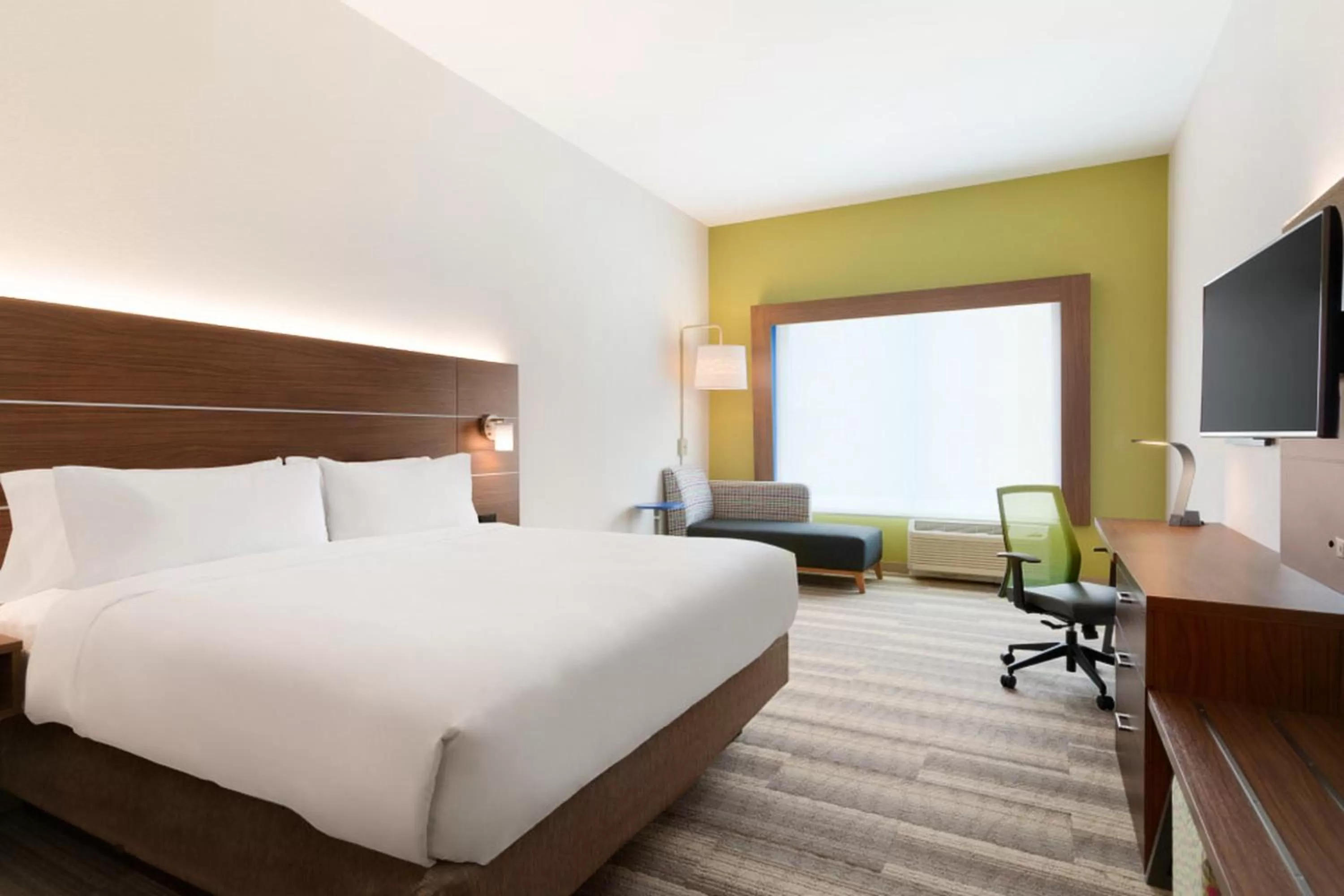 Photo of the whole room, Bed in Holiday Inn Express & Suites - Cincinnati NE - Red Bank Road by IHG