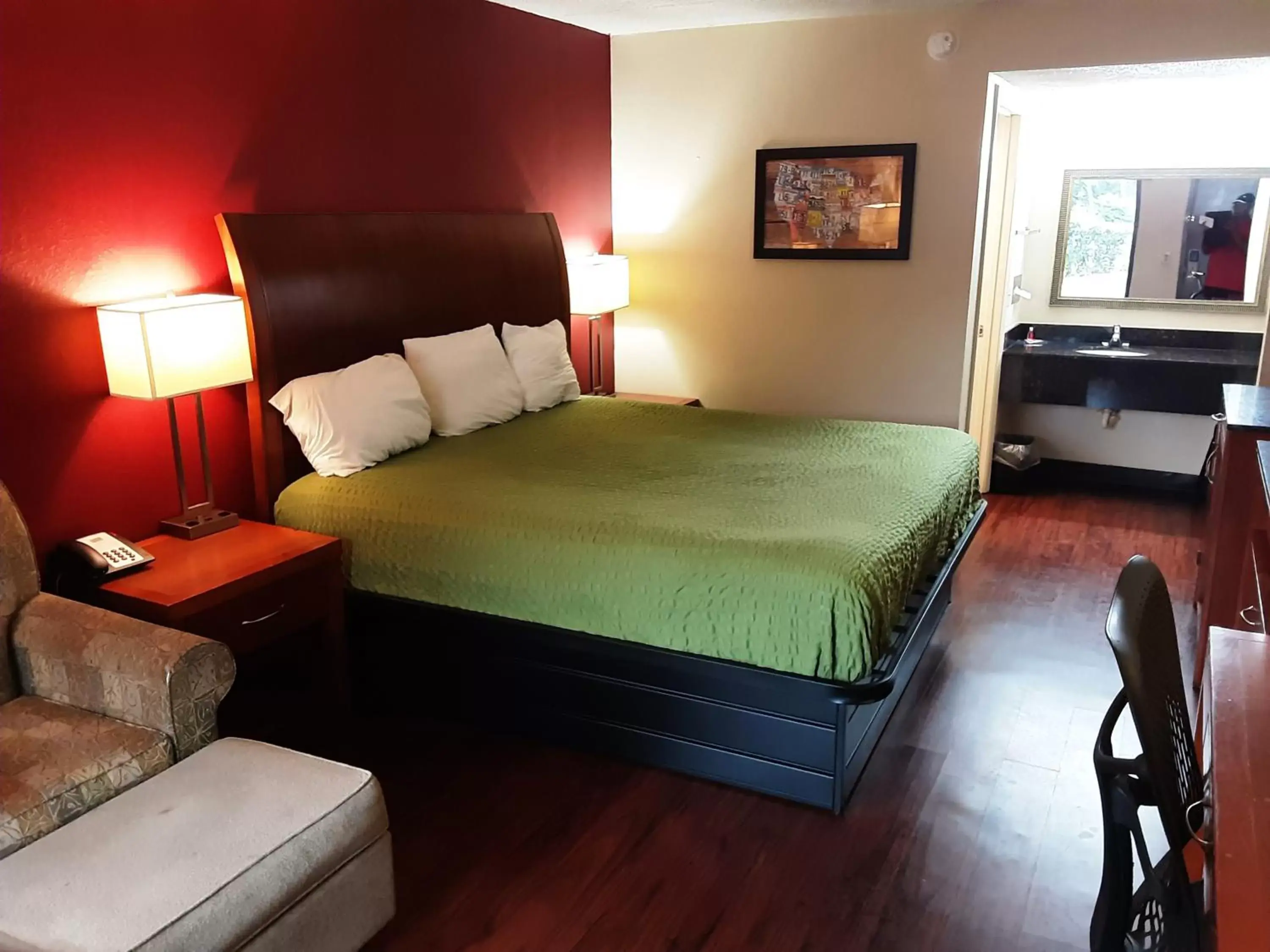 Bed in Econo Lodge Inn & Suites - Griffin
