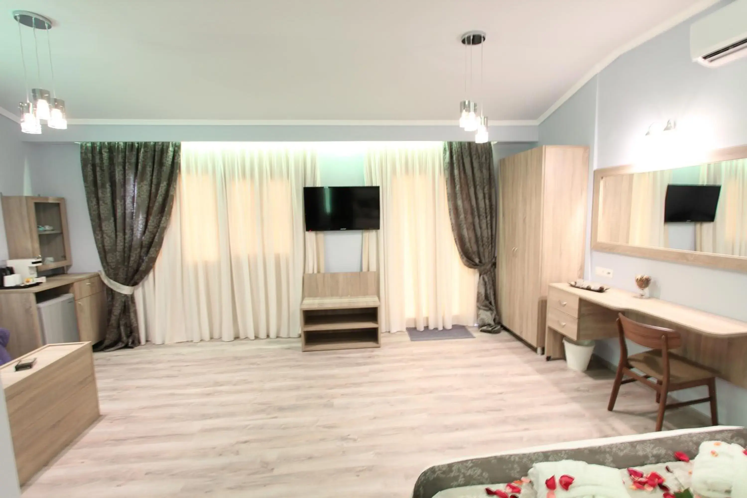 TV and multimedia, TV/Entertainment Center in Hotel Mallas