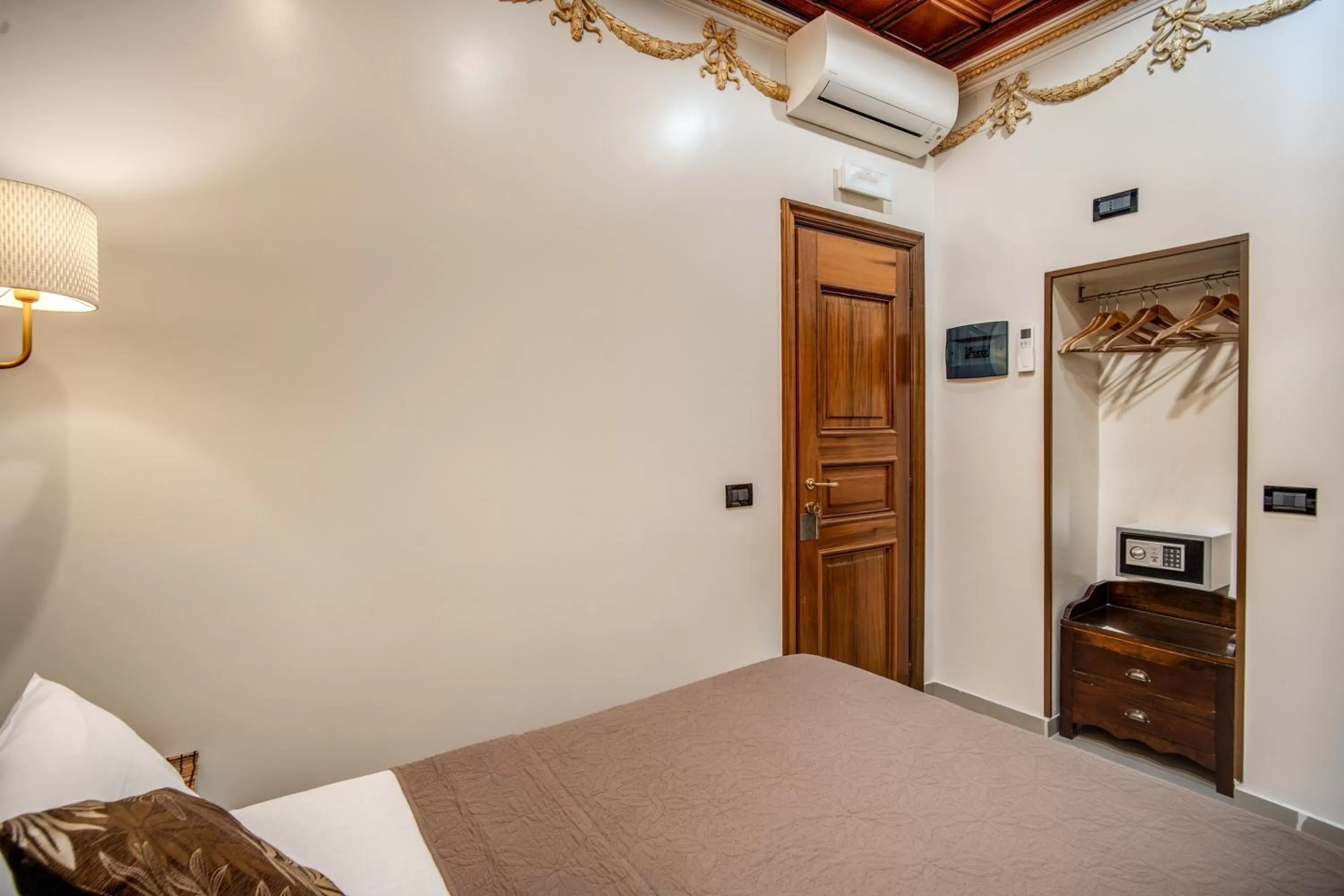 Bedroom, Bed in Matisse Royal