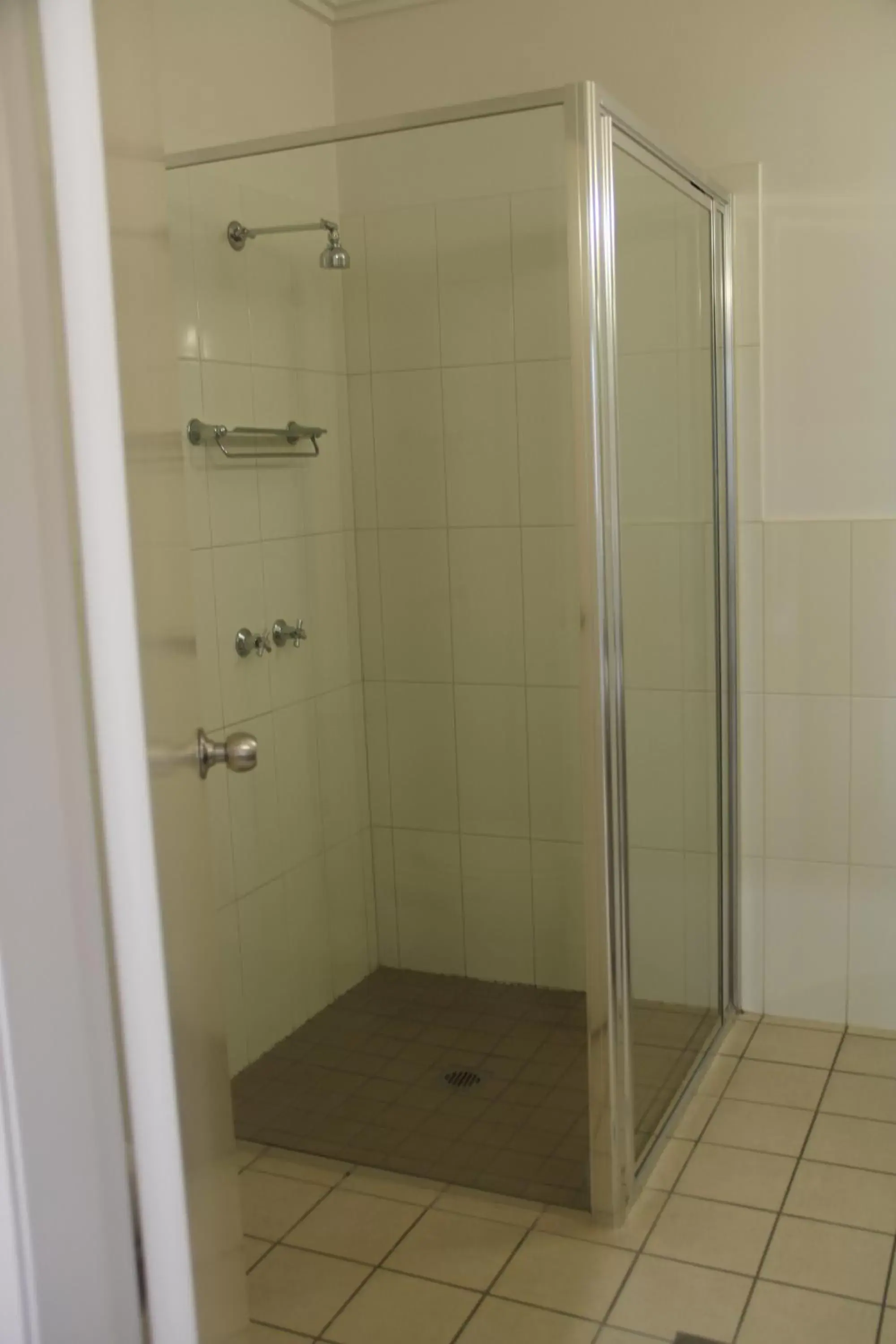 Bathroom in The Saltbush Motor Inn