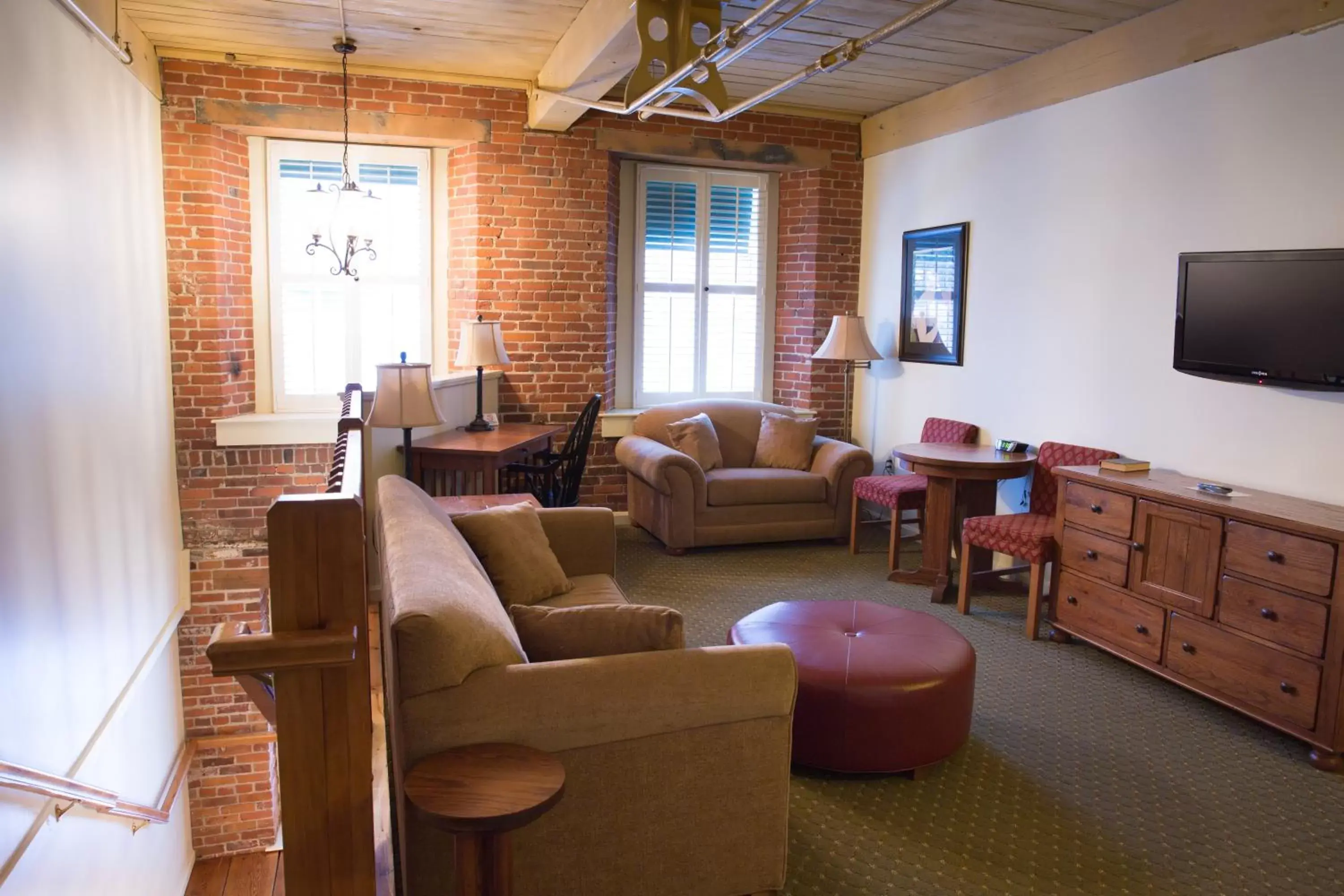 Living room, Seating Area in The Common Man Inn & Restaurant