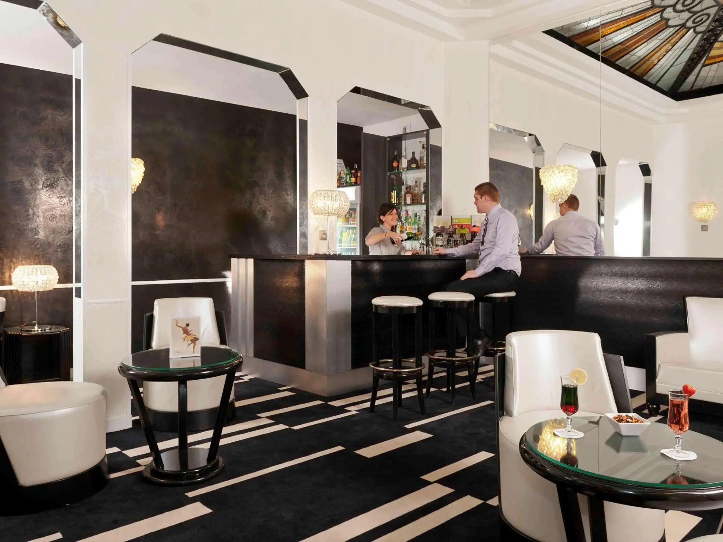 Lounge or bar in Hotel Mercure Paris Opera Faubourg Montmartre