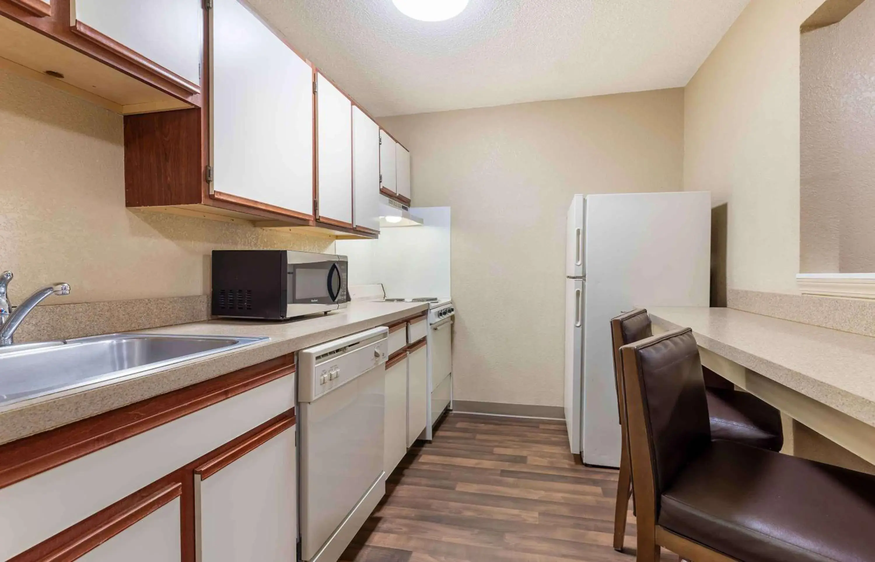 Bedroom, Kitchen/Kitchenette in Extended Stay America Select Suites - Charlotte - Tyvola Rd - Executive Park