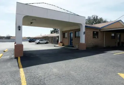 Property building in Americas Best Value Inn Comanche Property building in Americas Best Value Inn Comanche