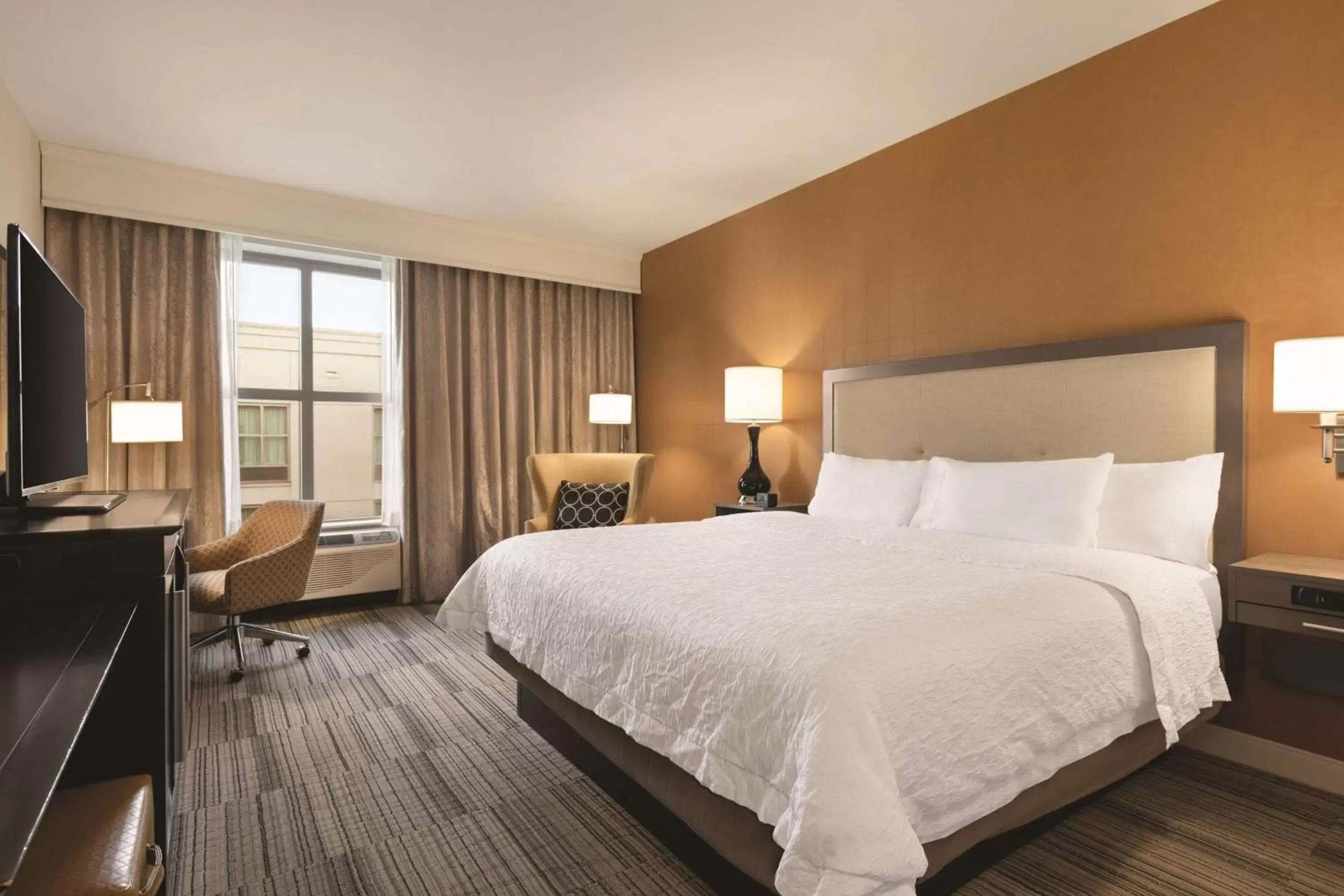 Bedroom, Bed in Hampton Inn & Suites - Roanoke-Downtown, VA