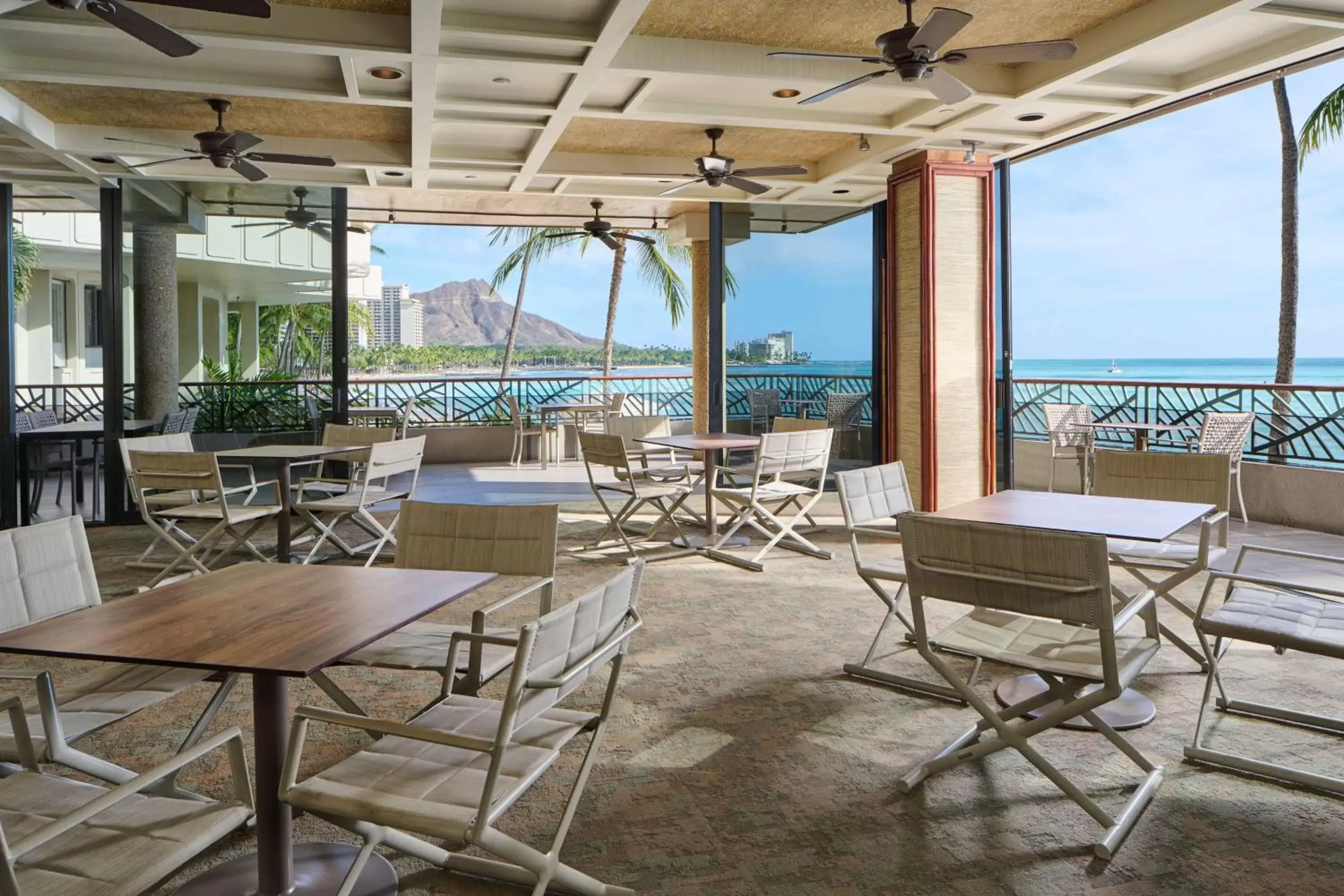 Lounge or bar in OUTRIGGER Waikiki Beach Resort