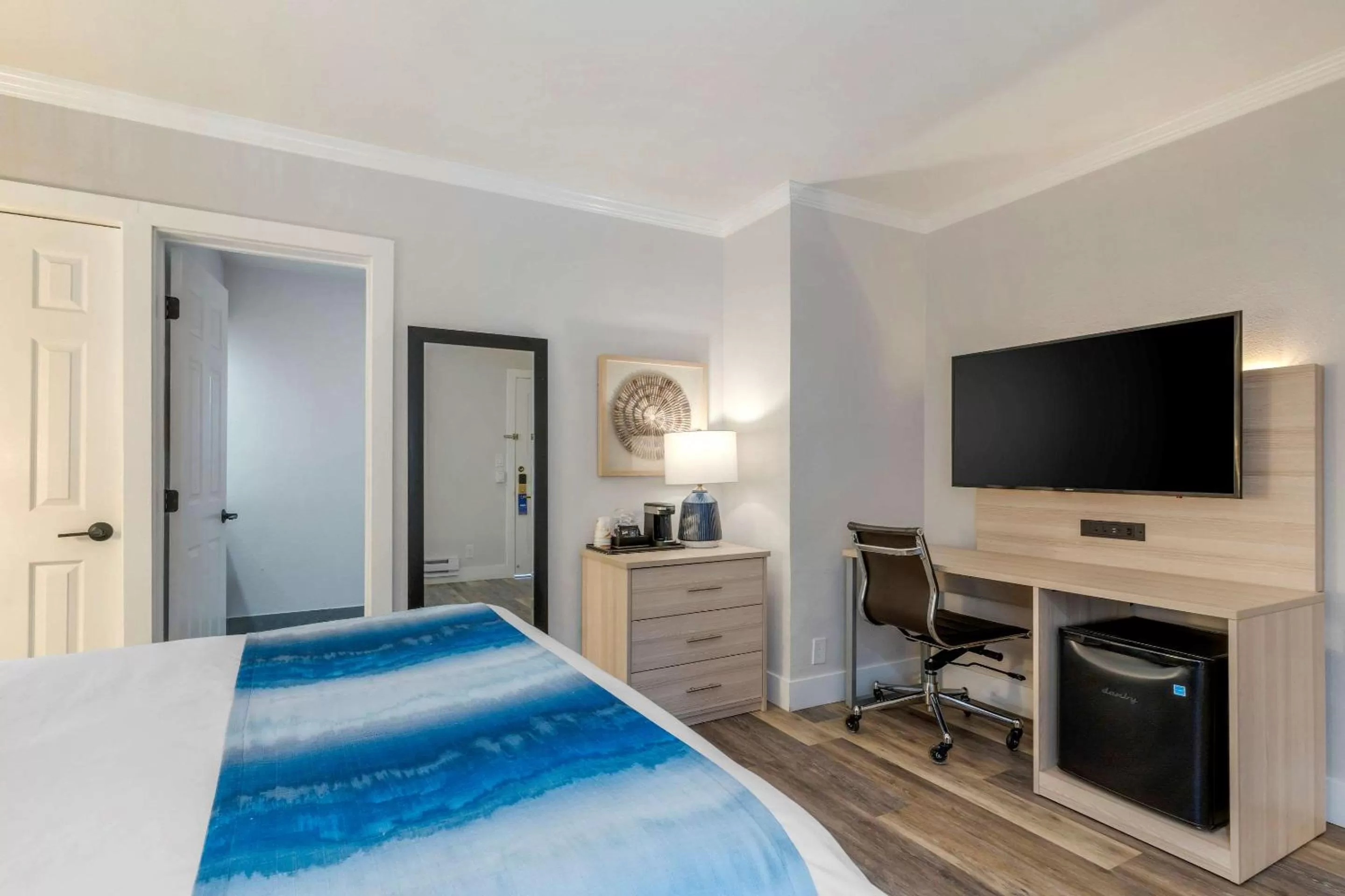 Bedroom, Bed in Comfort Inn Carmel By the Sea