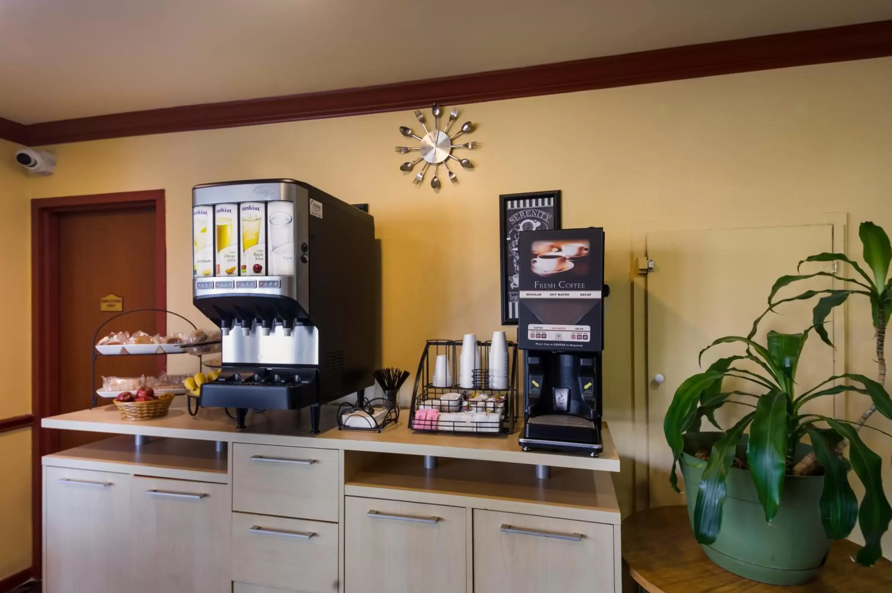 Coffee/tea facilities, Kitchen/Kitchenette in Americas Best Value Inn Buda